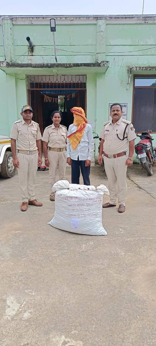 ବୌଦ୍ଧ ଲୁମୁରୁଜେନା ଗ୍ରାମରୁ ୨୬ କିଲୋଗ୍ରାମ ଗଞ୍ଜେଇ ଜବତ, ଜଣେ ଗିରଫ l
ବୌଦ୍ଧ ଅବକାରୀ ବିଭାଗ ପକ୍ଷରୁ ମାଦକଦ୍ରବ୍ୟ ବିରୋଧୀ ଅଭିଯାନକୁ ଜୋରଦାର କରାଯାଇଥିବା ବେଳେ ମନମୁଣ୍ଡା ଥାନା ଅନ୍ତର୍ଗତ ଲୁମୁରୁଜେନା ଗ୍ରାମରେ ଚଢ଼ାଉ କରାଯାଇ ୨୬ କିଲୋଗ୍ରାମ ଗଞ୍ଜେଇ ଜବତ କରାଯାଇଛି। ଏହି ଘଟଣାରେ ଜଣେ ଅଭିଯୁକ୍ତଙ୍କୁ ଗିରଫ କରାଯାଇ କୋର୍ଟ ଚାଲାଣ କରାଯାଇଛି।
ବୌଦ୍ଧ ଅବକାରୀ ରେଞ୍ଜ ଇନ୍ସପେକ୍ଟର ଦିଲୀପ କୁମାର ଶତପଥୀଙ୍କ ନେତୃତ୍ୱରେ ଅବକାରୀ କର୍ମଚାରୀମାନେ ମନମୁଣ୍ଡା ଥାନା ଅଞ୍ଚଳର ଲୁମୁର୍ଜେନା ଗ୍ରାମରେ ଚଢ଼ାଉ କରିଥିଲେ। ଚଢ଼ାଉ ସମୟରେ ସେହି ଗ୍ରାମର ବଳଭଦ୍ର କର୍ଣ୍ଣଙ୍କ ପୁଅ ରଞ୍ଜିତ କର୍ଣ୍ଣ (୪୫)ଙ୍କ ନିକଟରୁ ଚୋରା ଚାଲାଣ ପାଇଁ ରଖାଯାଇଥିବା ୨୬ କିଲୋଗ୍ରାମ ଗଞ୍ଜେଇ ଜବତ କରାଯାଇଥିଲା।