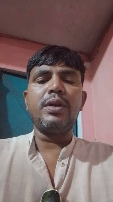 कांग्रेस नेता ने जान का खतरा जताया, शिकायत के बाद भी कार्रवाई न होने का आरोप
चंदा मांगने को लेकर विवाद के बाद मारपीट और फोन पर जान से मारने की धमकी का दावा
पुलिस जांच के बाद ही आरोपों की होगी पुष्टि, निष्पक्ष कार्रवाई की उठी मांग
✒️ रिपोर्ट : सहयोगी शिवा गुप्ता के साथ जिला ब्यूरो अजय श्रीवास्तव
उत्तरप्रदेश । जनपद फतेहपुर के मलवा थाना क्षेत्र अंतर्गत सांवरा गांव में कांग्रेस नेता मोहम्मद आलम ने एक युवक पर मारपीट, गाली-गलौज तथा जान से मारने की धमकी देने का आरोप लगाया है। पीड़ित का कहना है कि थाना मलवा में लिखित शिकायत देने के बावजूद अभी तक प्रभावी कार्रवाई नहीं हुई, जबकि आरोपी द्वारा दोबारा फोन पर धमकी दी गई। हालांकि, इन आरोपों की स्वतंत्र पुष्टि नहीं हुई है और पुलिस का विस्तृत पक्ष अभी सामने आना शेष है।
प्राप्त जानकारी के अनुसार, कांग्रेस नेता मोहम्मद आलम का आरोप है कि सांवरा गांव निवासी आकिब पुत्र अनवर चंदा मांगने उनके पास पहुंचा था। कथित रूप से चंदा देने से मना करने पर दोनों के बीच कहासुनी हो गई। आरोप है कि विवाद बढ़ने पर आरोपी ने गाली-गलौज करते हुए उनके साथ मारपीट की तथा गिरेबान पकड़कर अभद्र व्यवहार किया।
मोहम्मद आलम का कहना है कि घटना के बाद उन्होंने थाना मलवा में लिखित शिकायत देकर कार्रवाई की मांग की। उनका आरोप है कि शिकायत के बाद भी कोई ठोस कार्रवाई नहीं हुई। इसी बीच आरोपी ने कथित तौर पर फोन कर दोबारा गाली-गलौज की और जान से मारने की धमकी दी, जिससे वह और उनका परिवार भयभीत है।
पीड़ित का यह भी दावा है कि आरोपी पूर्व में भी कई घटनाओं में शामिल रहा है। हालांकि, इस संबंध में किसी आधिकारिक अभिलेख या पुलिस रिकॉर्ड की पुष्टि फिलहाल उपलब्ध नहीं है। इसलिए इस दावे की पुष्टि पुलिस जांच के बाद ही हो सकेगी।
मामले को लेकर क्षेत्र में चर्चा का माहौल है। स्थानीय लोगों का कहना है कि यदि किसी व्यक्ति द्वारा जान से मारने की धमकी दिए जाने की शिकायत की गई है तो उसकी निष्पक्ष जांच कर समयबद्ध कार्रवाई की जानी चाहिए, ताकि कानून व्यवस्था पर आमजन का विश्वास बना रहे।
उधर, समाचार लिखे जाने तक मलवा थाना पुलिस का विस्तृत आधिकारिक पक्ष प्राप्त नहीं हो सका था। पुलिस की जांच और उपलब्ध साक्ष्यों के आधार पर ही पूरे घटनाक्रम की वास्तविक स्थिति स्पष्ट हो सकेगी। यदि जांच में आरोप सही पाए जाते हैं तो संबंधित व्यक्ति के विरुद्ध नियमानुसार कार्रवाई की जाएगी।
🟥 ND NEWS | दैनिक निष्पक्ष धारा की अपील
एनडी न्यूज़ आमजन से अपील करता है कि किसी भी विवाद की स्थिति में कानून अपने हाथ में न लें। यदि किसी प्रकार की धमकी, मारपीट या आपराधिक घटना होती है तो तत्काल पुलिस को सूचना दें और वैधानिक प्रक्रिया का पालन करें। बिना जांच किसी भी पक्ष को दोषी या निर्दोष मानने से बचें।
प्रशासन एवं पुलिस विभाग से अनुरोध है कि शिकायतों का समयबद्ध एवं निष्पक्ष निस्तारण सुनिश्चित किया जाए। यदि किसी व्यक्ति की सुरक्षा को वास्तविक खतरा हो तो उसे आवश्यक सुरक्षा प्रदान करते हुए दोषियों के विरुद्ध कठोर वैधानिक कार्रवाई की जाए।
जनहित सुझाव
जान से मारने की धमकी मिलने पर तत्काल 112 एवं स्थानीय पुलिस को सूचना दें।
सभी शिकायतें लिखित रूप में देकर उसकी प्राप्ति अवश्य लें।
धमकी से जुड़े कॉल, संदेश या अन्य साक्ष्य सुरक्षित रखें।
किसी भी विवाद का समाधान कानून के माध्यम से करें।
पुलिस शिकायतों का निष्पक्ष एवं समयबद्ध निस्तारण सुनिश्चित करे।
👇👇👇
#NDNEWS #दैनिकनिष्पक्षधारा #Fatehpur #Malwan #Congress #LawAndOrder #UPPolice #BreakingNews #PublicSafety #Justice #ThreatCase #UttarPradesh
👇👇
@dgpup
@RSSorg
@UPGovt
@wpl1090
@RSSgeet
@Uppolice
@MIB_India
@PMOIndia
@HMOIndia
@abmanglik
@VHPDigital
@igrangealld
@myogioffice
@InfoDeptUP
@dmfatehpur
@sdmsadarftp
@CMOfficeUP
@CMOUP_RC
@UPPRD1948
@ChiefSecyUP
@ChiefSecyUP
@MahantYogiG
@FatehpurSdm
@fatehpurpolice
@BajrangDalOrg
@rashtrapatibhvn
@UPMahilaKalyan
@112UttarPradesh
@myogiadityanath
@CommissionerPrg
@ADGZonPrayagraj
👇👇👇
🟥 ND NEWS | दैनिक निष्पक्ष धारा
मुख्य संपादक / संस्थापक: राजन सिंह हाड़ा
सह-संपादक: शालिनी सिंह भदौरिया
✒️ रिपोर्ट : सहयोगी शिवा गुप्ता के साथ जिला ब्यूरो अजय श्रीवास्तव
📍 कार्यालय-3: U158, हीरा स्वीट्स के पास, विकास मार्ग, लक्ष्मी नगर, पूर्वी दिल्ली, पिन कोड – 110092 (NCR)
📍 कार्यालय-2: विधानसभा रोड, बर्लिंगटन चौराहा, लखनऊ – 226001 (UP)
📍 कार्यालय-1: 1/1 अटल बिहारी चौराहा, नियर बर्मा चौराहा, फतेहपुर – 212601 (UP)
📅 दिनांक: 27 अगस्त 2026
📆 दिन: गुरुवार
📧 Email: ndnewschannel@gmail.com
📞 मोबाइल: 096961 19696