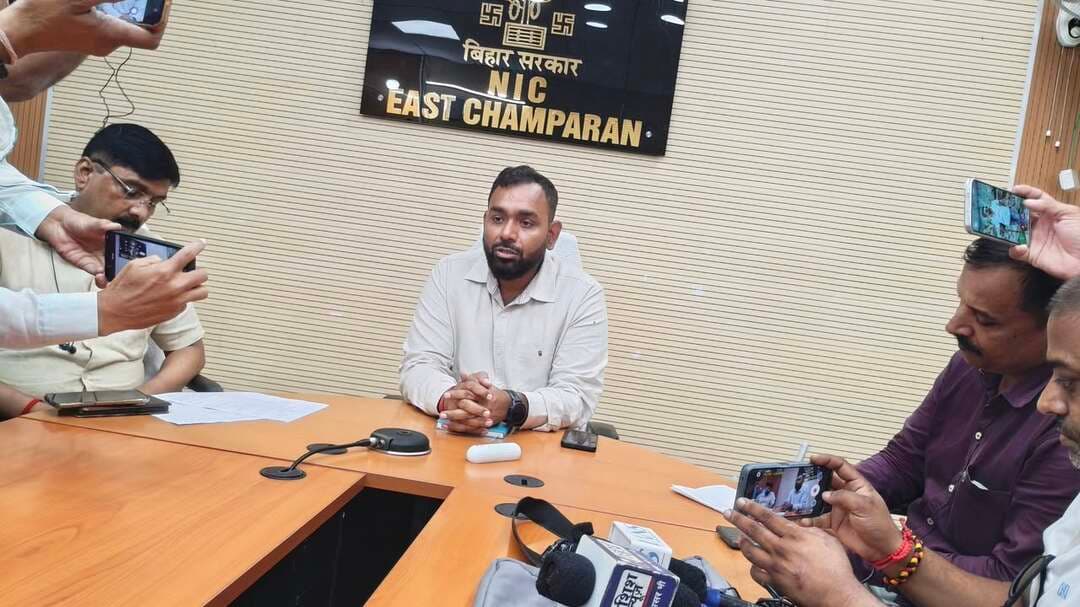 *नेपाल से होकर बहने वाली नदियों के जलस्तर में अचानक वृद्धि से बाल्मीकि नगर बैराज पर दबाव बढ़ाने की संभावना*
*संध्या 04:00 बजे 1.5 लाख क्यूसेक पानी छोड़ा गया है
बाल्मीकि नगर बैराज से*
*जिलाधिकारी ने मीडिया के साथ वार्ता कर दी जानकारी*
नेपाल से होकर बहने वाली नदियों के जलस्तर में अचानक वृद्धि से बाल्मीकि नगर बैराज पर पानी का दबाव बढ़ गया है। बाल्मीकि नगर बैराज से अधिक मात्रा में पानी छोड़े जाने पर गंडक नदी के जलस्तर में भी वृद्धि की संभावना है।
जिलाधिकारी के द्वारा समाहरणालय स्थित एनआईसी में मीडिया से वार्ता के दौरान बताया गया कि गंडक नदी से जुड़े हुए अरेराज,पहाड़पुर संग्रामपुर और केसरिया अंचल के लिए अलर्ट जारी किया गया है। आपदा प्रबंधन शाखा के साथ-साथ बाढ़ प्रमंडल मोतिहारी के अभियंता एवं स्थानीय पदाधिकारी के साथ साथ सभी थानों अलर्ट मोड में किया गया है। सभी पदाधिकारी की छुट्टी रद्द कर दी गई है एवं मुख्यालय एवं क्षेत्र में बने रहने का निर्देश दिया गया है।
जिलाधिकारी के द्वारा बताया गया है कि नदी में अचानक पानी बढ़ने से पानी के फैलने की संभावना से इनकार नहीं किया जा सकता है। इसको लेकर सभी जरूरी कदम उठाए जा रहे है।
जिलाधिकारी के द्वारा बताया गया कि गंडक तटबंध सहित निचले इलाकों में लोगों को जागरूक करने के लिए माइकिंग करा कर लोगों को जागरूक करने का निर्देश दिया गया है। लोगों को निचले इलाकों में अनावश्यक रूप से जाने की मनाही की जा रही है, साथ ही साथ मवेशी को भी खुले में नहीं छोड़ने की अपील की जा रही है।
चारों अंचल के अंचल अधिकारी एवं थाना प्रभारी को सभी जरूरी व्यवस्था करने का निर्देश दिया गया है। जिलाधिकारी ने कहा कि चिन्हित किए गए शरण स्थल पर मुकम्मल व्यवस्था रखने का निर्देश दिया गयाहै।एनडीआरएफ और एसडीआरएफ टीम को लगातार पेट्रोलिंग करने का निर्देश दिया गया है। सिविल सर्जन और जिला पशुपालन पदाधिकारी को सभी जरूरी मेडिसिन के साथ मेडिकल टीम चिन्हित स्थानों पर प्रतिनियुक्त करने का निर्देश दिया गया है।
जिला पंचायत राज पदाधिकारी को संबंधित प्रखंड पंचायत राज पदाधिकारी के साथ बैठक कर स्थानीय जनप्रतिनिधियों के साथ ग्रामीण स्तर पर बैठक कर लेने का निर्देश दिया गया है ताकि क्षेत्र में लोग जल्द से जल्द जागरूक हो सकें।
जिलाधिकारी के द्वारा निर्देश दिया गया है कि बाढ़ के अवसर पर की जाने वाली सभी तैयारियों की मुकम्मल व्यवस्था की जाए परंतु यह ध्यान दिया जाए कि किसी भी परिस्थिति में लोग पैनिक नहीं हो।
जिलाधिकारी के द्वारा बताया गया की बाढ़ से निपटने हेतु सभी आवश्यक संसाधन जिला को उपलब्ध है जिसमें चार सरकारी नाव ,165 निजी नाव, 07 मोटर बोट, 25281 पॉलिथीन सीट, 436 लाइफ जैकेट, 01 इनफ्लैटेबल लाइटिंग सिस्टम,04 जीपीएस सेट, चिन्हित किए गए 244 शरण स्थली एवं सामुदायिक रसोई केंद्र, एनडीआरएफ की एक टीम और एसडीआरएफ की एक टीम जिला में मौजूद है। एनडीआरएफ की टीम को अरेराज संग्रामपुर के लिए लगाया गया है जबकि एसडीआरएफ की टीम को केसरिया के लिए डेप्युट किया गया है।
मीडिया के माध्यम से जिलाधिकारी ने निचले इलाकों में रह रहे लोगों से अपील की है कि लोग जागरुक और सतर्क रहें, वर्तमान स्थिति में पैनिक होने की आवश्यकता नहीं है।
प्रेस वार्ता से निकलने के बाद जिलाधिकारी ने आपातकालीन संचालन केंद्र का भी निरीक्षण किया और वहां के कार्य को देखा। जिला आपातकालीन संचालन केंद्र 24 घंटे 06252- 242418 पर क्रियाशील है जिस पर आपदा से संबंधित कोई भी सूचना दी जा सकती है। प्रेस वार्ता में अपर समाहर्ता पूर्वी चंपारण श्री मुकेश कुमार सिन्हा की उपस्थित थे।
Information & Public Relations Department, Government of Bihar Disaster Management Department Govt. of Bihar