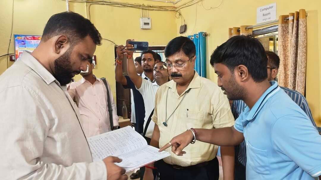 जिलाधिकारी महोदय द्वारा आपदा कंट्रोल रूम का किया गया निरीक्षण।
Information & Public Relations Department, Government of Bihar Disaster Management Department Govt. of Bihar