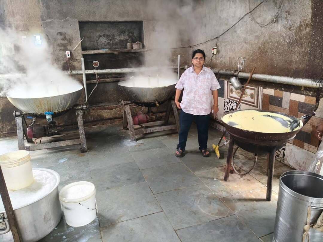 पामोलिन तेल और मिल्क पाउडर से बना 9.5 किलोग्राम मिक्स केक जप्त, 2 दिन में लिए 24 नमूने
कलेक्टर भिण्ड एवं अभिहित अधिकारी खाद्य सुरक्षा प्रशासन के निर्देशन में दिनांक 25 अगस्त 2026 एवं दिनांक 26 अगस्त 2026 को खाद्य सुरक्षा विभाग ने तहसील गोरमी, रौन, गोहद एवं मौ में मावा पनीर घी एवं मिठाइयों की इकाइयों का निरीक्षण किया।
दिनांक 25 अगस्त 2026 को कु. रेखा सोनी खाद्य सुरक्षा अधिकारी ने तहसील गोरमी के ग्राम हसनपुरा स्थित बालाजी डेयरी एवं अंबिका डेयरी से मावा की क्रीम एवं दूध के नमूने एकत्र कर जांच वास्ते भेजे। खाद्य सुरक्षा अधिकारी श्रीमती किरण सेंगर ने रौन स्थित आदर्श डेयरी से मावा व घी के नमूने जांच वास्ते भेजे एवं श्रीमती रीना बंसल खाद्य सुरक्षा अधिकारी ने गोहद तहसील में अग्रवाल स्वीट्स से ड्राई फ्रूट्स के लड्डू व मावा बर्फी, न्यू अग्रवाल स्वीट्स से पनीर का नमूना योगेंद्र डेयरी से मावा व घी का नमूना अंशुल किराना से तुअर दाल के नमूने लेकर जांच हेतु राज्य खाद्य परीक्षण प्रयोगशाला भोपाल भेजे।
दिनांक 26 अगस्त 2026 को तहसील गोरमी के ग्राम मानहड़ स्थित सूरज सिंह की डेयरी से मावा का नमूना एवं ग्राम प्रतापपुरा स्थित अशोक डेयरी घी व मावा, गंगा सिंह की देरी से मावा महेंद्र सिंह की डेयरी से मावा का नमूना जांच वास्ते एकत्र किए।
श्रीमती किरण सेंगर खाद्य सुरक्षा अधिकारी ने भिण्ड शहर में स्थित द्वारिका पेड़ा हाउस से बर्फी व घी सागर पेड़ा हाउस से मावा, दाऊजी स्वीट्स गोल मार्केट से सोयाबीन ऑयल, काजू कतली के नमूने, शिव मिष्ठान भंडार हनुमान बजरिया से मीठी बूंदी, कृष्णा स्वीट से बर्फी का नमूना जांच हेतु लिया।
श्रीमती किरण सेंगर खाद्य सुरक्षा अधिकारी ने बस स्टैंड स्थित आदिशक्ति स्वीट्स से पामोलिन तेल व मिल्क पाउडर से बना मिक्स केक का नमूना लेकर 9.5 किलोग्राम मिक्स केक जप्त किया, दुकान पर पेक्ड मिक्स केक को खोलकर मिल्क केक के रूप में बेचा जा रहा था। सभी नमूने जांच हेतु राज्य खाद्य परीक्षण प्रयोगशाला भोपाल भेजे गए। जांच रिपोर्ट उपरांत खाद्य सुरक्षा एवं मानव अधिनियम के अंतर्गत वैधानिक कार्रवाई की जावेगी।
#CMMadhyaPradesh
#JansamparkMP
Directorate of Health Services, Madhya Pradesh
#भिण्ड
#Bhind