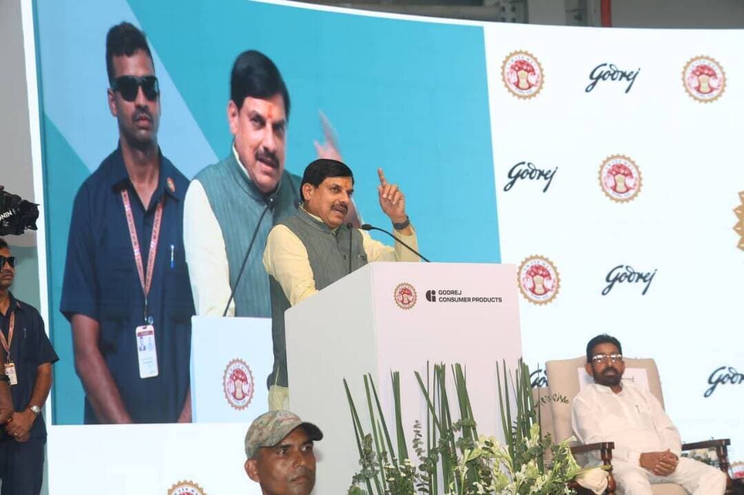 चम्बल औद्योगिक प्रगति से बना रहा है नई पहचान : मुख्यमंत्री डॉ. यादव
प्रदेश में निवेशकों का अभूतपूर्व निवेश मेड इन एमपी, फेथ इन एमपी का उत्कृष्ट उदाहरण
मप्र में बेरोजगारी दर सबसे कम
तेजी से औद्योगिक तरक्की करने में देश में अव्वल है मप्र
जीआईएस-25 में मिले 30 प्रतिशत निवेश प्रस्ताव अब उतर रहे धरातल पर
मप्र से 76 हजार करोड़ रुपए के उत्पादों का निर्यात हमारी बढ़ती क्षमता का प्रतीक
एशिया की सबसे बड़ी एकीकृत सोप बार मैन्यूफेक्चरिंग फैक्ट्री अब मालनपुर में
मुख्यमंत्री डॉ. यादव ने मालनपुर में किया गोदरेज की चौथी नवीन एकीकृत विनिर्माण इकाई का शुभारंभ
गोदरेज द्वारा 450 करोड़ रुपए के अतिरिक्त निवेश से चंबल के विकास को मिलेगी नई गति, 600 लोगों को मिलेगा प्रत्यक्ष रोजगार
मुख्यमंत्री डॉ. मोहन यादव ने कहा है कि मध्यप्रदेश देश का दिल तो है ही, अब देश-विदेश के उद्योगपतियों और निवेशकों के दिलों में भी बसता है। प्रसिद्ध औद्योगिक प्रक्षेत्र मालनपुर में गोदरेज की चौथी नई एकीकृत विनिर्माण इकाई का शुभारंभ उद्योग जगत के मध्यप्रदेश पर दिनों-दिन बढ़ते विश्वास का प्रमाण है। उन्होंने कहा कि चम्बल अब तेजी से बदल रहा है। प्रदेश में हो रही औद्योगिक प्रगति में चम्बल अपने इतिहास को पीछे छोड़कर अब पूरी क्षमता से अपनी एक नई पहचान बना रहा है।
मुख्यमंत्री डॉ. यादव ने बुधवार को भिंड जिले के औद्योगिक क्षेत्र मालनपुर में गोदरेज कंज्यूमर प्रोडक्ट्स प्राइवेट लिमिटेड की चौथी नवीन एकीकृत औद्योगिक (विनिर्माण) इकाई का शुभारंभ किया। गोदरेज ग्रुप द्वारा लगभग 450 करोड़ रुपये के अतिरिक्त निवेश से स्थापित यह इकाई मध्यप्रदेश में बढ़ते औद्योगिक विश्वास और ग्वालियर-चंबल अंचल में बदलते निवेश परिदृश्य का महत्वपूर्ण प्रतीक है। गोदरेज की इस चौथी नई एकीकृत विनिर्माण इकाई में 600 से अधिक लोगों को प्रत्यक्ष रोजगार मिलेगा।
मुख्यमंत्री डॉ. यादव ने क्षेत्र के बदलते स्वरूप के बारे में कहा कि चंबल की भूमि बेहद उपजाऊ है। आज लगातार यहां नई-नई औद्योगिक इकाइयां लग रही हैं। मुख्यमंत्री ने कहा कि गोदरेज ने लगभग तीन दशक पहले मालनपुर में पहली इकाई स्थापित करते समय चुनौतियों के बजाय संभावनाओं को देखा। आपने बीहड़ नहीं, भविष्य देखा। चुनौती नहीं, संभावना देखी। उन्होंने कहा कि गोदरेज का यह 450 करोड़ रुपये का निवेश ‘मेड इन एमपी’ और ‘फेथ इन एमपी’ का उत्कृष्ट उदाहरण है। मालनपुर अब ग्वालियर-चंबल के औद्योगिक विकास का कैटेलिस्ट बन रहा है। यहां टॉय से लेकर टायर तक के उद्योग विकसित हो रहे हैं। एलेक्सर इंडस्ट्रीज द्वारा 1500 करोड़ रुपये का निवेश, गौतम सोलर की सोलर सेल निर्माण इकाई तथा मवई में ग्लास मैन्युफैक्चरिंग इकाई सहित अनेक परियोजनाएं क्षेत्र के औद्योगिक विस्तार को गति दे रही हैं। मुख्यमंत्री ने कहा कि प्रधानमंत्री श्री नरेन्द्र मोदी के विकसित भारत के संकल्प में मैन्युफैक्चरिंग महत्वपूर्ण शक्ति है। उन्होंने कहा कि मध्यप्रदेश में पिछले ढाई वर्षों में मिले निवेश प्रस्तावों में से 30 प्रतिशत से अधिक निवेश धरातल पर उतर चुका है। राज्य में उत्पादित करीब 76 हजार करोड़ रुपए के उत्पादध्कंज्यूमर प्रोडक्ट्स अब सात समंदर पार निर्यात किए जा रहे हैं। मुख्यमंत्री डॉ. यादव ने कहा कि आज हमारा मध्यप्रदेश देश का सबसे तेज गति से औद्योगिक प्रगति हासिल करने वाला राज्य बन गया है। मध्यप्रदेश की बेरोजगारी दर पूरे देश में सबसे कम है। मुख्यमंत्री ने उद्योगपतियों और निवेशकों को जनवरी 2027 में भोपाल में होने वाली ग्लोबल इन्वेस्टर्स समिट के लिए आमंत्रित करते हुए कहा कि आइए, मप्र में उद्योग लगाइए और अपना बिजनेस भी बढ़ाइए।
मुख्यमंत्री डॉ. यादव ने कहा कि मध्यप्रदेश में गोदरेज का सफर राज्य की औद्योगिक विकास के लिए प्रतिबद्धता और उद्योगों के साथ स्थायी पार्टनरशिप का प्रमाण है। वर्ष 1991 में मालनपुर में अपनी पहली इकाई की स्थापना से लेकर आज अपने विस्तारित मैन्युफैक्चरिंग हब के उद्घाटन तक गोदरेज कंपनी ने लगातार मध्यप्रदेश में रोजगार निर्माण, औद्योगिक विकास और आर्थिक वृद्धि में अपना योगदान दिया है। आज के शुभारंभ से मालनपुर को एशिया की सबसे बड़ी इंटीग्रेटेड सोप मैन्युफैक्चरिंग फैक्ट्री का गौरव हासिल हो गया है। प्लांट के कर्मचारियों में महिलाओं की भूमिका और अधिक महत्वपूर्ण होती जा रही है। समृद्ध, आत्मनिर्भर और विकसित मध्यप्रदेश की दिशा में इस पार्टनरशिप को और अधिक मजबूत करने में यह इकाई महत्वपूर्ण भूमिका निभाएगी।
ग्वालियर-चंबल में दो महीने के अंदर तीसरी मैन्युफैक्चरिंग यूनिट का हुआ शुभारंभ
मुख्यमंत्री डॉ. यादव ने कहा कि प्रधानमंत्री श्री नरेन्द्र मोदी के नेतृत्व में देश और मध्यप्रदेश बदल रहा है। यहां लगातार औद्योगिक निवेश आने और फैक्ट्रियों के लोकार्पण एवं भूमि-पूजन का क्रम जारी है। ग्वालियर-चंबल क्षेत्र में पिछले करीब दो महीने में आज तीसरी औद्योगिक ईकाई का शुभारंभ हो रहा है। पहले गुना में लगभग 1500 करोड़ के निवेश से सीमेंट प्लांट, शिवपुरी में डिफेंस सेक्टर के मैन्यूफैक्चरिंग प्लांट और आज मालनपुर में 450 करोड़ के निवेश से गोदरेज कंज्यूमर प्रोडक्ट्स की नई यूनिट का शुभारंभ हुआ है। विभिन्न इंडस्ट्री कॉन्क्लेव में हमारी सरकार ने औद्योगिक समूहों के साथ एमओयू किए हैं, जो आज मूर्तरूप ले रहे हैं। एशिया की सबसे बड़ी साबुन फैक्ट्री अब मालनपुर में है, यहां प्रति मिनट 4000 साबुन तैयार हो सकते हैं। गोदरेज समूह ने प्रतिबद्धता के बल पर दुनिया में अपनी अलग साख और थाक बनाई है। औद्योगिक घरानों के प्रयासों से कई घरों में आर्थिक समृद्धि और विकास की नई रौशनी आती है।
प्रदेश की समृद्धि के लिए हम केन्द्र के साथ कर रहे है कदम ताल
मुख्यमंत्री डॉ. यादव ने कहा कि भिंड जिले में बहुत जल्द 1500 करोड़ के निवेश से बन रही औद्योगिक ईकाई का लोकार्पण किया जाएगा। मध्यप्रदेश युवाओं की समृद्धि और उन्हें रोजगार उपलब्ध कराने के लिए भारत सरकार के साथ कदम से कदम मिलाकर चल रहा है। भोपाल में पिछले साल हुई ग्लोबल इन्वेस्टर्स समिट (जीआईएस 2025) में 30.77 लाख करोड़ रुपए के निवेश प्रस्ताव मिले थे। इनमें से 30 प्रतिशत धरातल पर उतर चुके हैं और करीब 10 लाख करोड़ रुपए की औद्योगिक ईकाइयां मूर्तरूप ले रही हैं। कई फैक्ट्रियों ने अपना उत्पादन भी शुरू कर दिया है। मध्यप्रदेश की विदेशी निर्यात क्षमता बढ़कर अब 76 हजार करोड़ हो चुकी है। मध्यप्रदेश की सीमाओं पर कोई समुद्र नहीं है, लेकिन हमारे उत्पाद सात समंदर पार दूर देशों तक पहुंच रहे हैं।
मुख्यमंत्री डॉ. यादव ने कहा कि भोपाल में जीआईएस से पहले हमारी सरकार ने रीजनल इंडस्ट्री कॉन्क्लेव कर प्रदेश के अलग-अलग क्षेत्रों में औद्योगिक विकास की संभावनाएं तलाशी थीं। इसी आधार पर ग्वालियर में टेलीकॉम सेक्टर की सबसे बड़ी यूनिट स्थापित की जाएगी। यहां टेलीकॉम मैन्यूफैक्चरिंग जोन (टीएमजेड) के माध्यम से ग्वालियर अंचल बदलेगा। चंबल बेल्ट में कभी दस्यु समस्या थी, लेकिन अब ग्वालियर-चंबल क्षेत्र निवेश, उद्योग और रोजगार के लिए अपनी पहचान बना रहा है। आशा है कि गोदरेज समूह मालनपुर में अपनी पांचवीं यूनिट भी जल्द शुरू करेगा। मुख्यमंत्री डॉ. यादव ने कहा कि गोदरेज समूह को भिंड जिले में स्थानीय स्तर पर कर्मचारियों के कौशल विकास के लिए प्रशिक्षण कार्यक्रम की शुरुआत करनी चाहिए। हमारी सरकार मध्यप्रदेश को देश का अग्रणी राज्य बनाने के लिए निरंतर प्रयास कर रही है। राज्य में तेजी से आ रहे निवेश से हमारे युवाओं को रोजगार के नये अवसर उपलब्ध हो रहे हैं।
गोदरेज ग्रुप की एग्जिक्यूटिव चेयरपर्सन सुश्री निसाबा गोदरेज ने कहा कि इस विस्तार के बाद अब एशिया की सबसे बड़ी सोप मैन्युफैक्वरिंग सुविधा मालनपुर में है। इस प्लांट में हर मिनट 4,000 तक सोप बार बना सकते हैं। यह अत्याधुनिक प्लांट गोदरेज और मध्यप्रदेश के बीच 35 सालों की पार्टनरशिप प्रदर्शित करता है, जो 1991 में मालनपुर में हमारे पहले मैन्युफैक्चरिंग प्लांट के साथ शुरू हुई थी। जिसमें अब तक कुल 850 करोड़ का निवेश हो चुका है, जहां साबुन, हेयर कलर्स, घरेलू कीटनाशकों आदि का निर्माण होता है। इस साईट में 480 करोड़ रुपये से अधिक के निवेश के साथ चौथी मैन्युफैक्चरिंग यूनिट शुरू की गई है। यह प्लांट पूरी तरह ऑपरेशनल होने के बाद 3,800 करोड़ रुपये के टर्नओवर का निर्माण करेगा। इस फैक्ट्री ने मैन्युफैक्चरिंग में महिलाओं के लिए अवसरों का निर्माण करने में महत्वपूर्ण भूमिका निभाई है। पिछले साल मध्यप्रदेश सरकार ने महिलाओं को नाईट शिफ्ट में काम करने में समर्थ बनाने के लिए जो कदम उठाया है और उनकी सुरक्षा के जो उपाय किए हैं, उससे हमारा उत्साह काफी बढ़ा है। इस फैसले से महिलाओं के लिए नौकरियों, कौशल और लीडरशिप की भूमिकाओं के अवसर बढ़े हैं। सुश्री निसाबा गोदरेज ने कहा कि मालनपुर से गोदरेज का रिश्ता 35 साल पुराना है। मेरे पिता श्री आदि गोदरेज ने वर्ष 1991 में यहां साबुन निर्माण के लिए यूनिट शुरू की थी। गोदरेज साबुन आज मालनपुर की धरती पर तैयार होकर देश का अग्रणी ब्रांड बनी है। मुख्यमंत्री डॉ. यादव के नेतृत्व में औद्योगिक क्षेत्र में कार्यरत महिलाओं के लिए सुरक्षा और आवास सहित सभी प्रकार सुविधाएं प्रदान की जा रही हैं। अब उन्हें नाइट शिफ्ट में काम करने का भी अवसर मिलेगा। महिलाओं को रोजगार, कौशल विकास और नेतृत्व क्षमता दिखाने के अवसर भी मिल रहे हैं। महिलाओं को हर क्षेत्र में समानता, सम्मान और अवसर मिलने चाहिए। गोदरेज के मैन्यूफैक्चरिंग प्लांट में काम करने वाले महिला-पुरुष कर्मचारियों को काम करने के लिए सुरक्षित वातावरण प्रदान किया जा रहा है। गोदरेज कंज्यूमर प्लांट के विस्तार से 600 से अधिक लोगों को रोजगार मिलेगा। मलेरिया सहित अन्य मच्छर जनित बीमारियों की रोकथाम के लिए गोदरेज ने खास प्रोडक्ट तैयार कर इसे बाजार में उपलब्ध कराया। मध्यप्रदेश में मलेरिया के मरीजों की संख्या में कमी देखने को मिली थी। वर्ष 2030 तक मलेरिया मुक्त होने के लिए गोदरेज राज्य सरकार के साथ काम करने के लिए तैयार है।
मध्यप्रदेश विधानसभा के अध्यक्ष श्री नरेन्द्र सिंह तोमर ने कहा कि मुख्यमंत्री डॉ. यादव के नेतृत्व में प्रदेश में लगातार निवेश आ रहा है। पहले चंबल को देश का पिछड़ा क्षेत्र माना जाता था। अब यहां धीरे-धीरे औद्योगिक निवेश बढ़ रहा है। भिंड जिले में हाइड्रोजन तैयार करने के लिए प्लांट का शिलान्यास भी हो चुका है। मालनपुर औद्योगिक क्षेत्र से प्रधानमंत्री श्री मोदी के मेक इन इंडिया का संकल्प पूरा हो रहा है। यह क्षेत्र देश की अर्थव्यवस्था का मजबूत केंद्र बन रहा है। मुरैना शहर में सरसो की पिराई की ईकाई बड़ी संख्या में है। ग्वालियर-चंबल संभाग में नए-नए औद्योगिक पार्क विकसित किए जा रहे हैं। स्थानीय लोगों को रोजगार के अवसर उपलब्ध होंगे। भूमि-पूजन से पहले ही यहां निवेश आने लगा है। चंबल क्षेत्र को एक सैनिक स्कूल की सौगात मिली है। इस स्कूल का भवन बनकर तैयार हो चुका है।
पंचायत एवं ग्रामीण विकास तथा श्रम मंत्री और भिंड जिले के प्रभारी मंत्री श्री प्रह्लाद सिंह पटेल ने कहा कि गोदरेज के विस्तार से मालनपुर के स्थानीय लोगों को रोजगार के अवसर मिलेंगे। गोदरेज ने अपने प्रोडक्ट्स के बलबूते उपभोक्ताओं के साथ मजबूत रिश्ता बनाया है।
गोदरेज कंज्युमर प्रोडक्ट्स लिमिटेड के एमडी एवं सीईओ श्री आसिफ मलवारी ने कहा कि इस प्लांट का निर्माण अत्याधुनिक ऑटोमेशन और डिजिटाईजेशन के साथ किया गया है। उन्होंने राज्य सरकार की प्रगतिशील और भविष्यगामी दृष्टि की सराहना की। श्री मलवारी ने कहा कि निवेशकों को अनुकूल वातावरण और ईज ऑफ डूइंग बिजनेस प्रदान करने के लिये मुख्यमंत्री डॉ. यादव का आभार माना। उन्होंने कहा कि मालनपुर के लिए आज का दिन ऐतिहासिक है। उन्होंने कहा कि मध्यप्रदेश को देश का दिल कहा जाता है, उसी प्रकार गोदरेज के लिए मालनपुर कंपनी की मैन्यूफैक्चरिंग का हृदय है। गोदरेज कंज्यूमर के प्रोडक्ट्स देश के कोने-कोने में पहुंचाए जाएंगे। मध्यप्रदेश सरकार की ओर से हमें व्यवसाय को बढ़ाने में पूरी सहायता मिल रही है। मालनपुर के प्लांट में अभी काम करने वाले कर्मचारियों की संख्या 2200 है, जो अब बढ़कर 2800 हो जाएंगे। हम कर्मचारियों के समर्पण से उपभोक्ताओं के विश्वास को मजबूत करेंगे। गोदरेज के प्रोडक्ट्स भरारतीय परिवारों का प्रमुख हिससा बन चुके हैं। गोदरेज ने 35 साल पहले मालनपुर में अपनी ईकाई प्रारंभ की थी। यहां करीब 70 एकड़ क्षेत्र में हमारी मैन्यूफैक्चरिंग यूनिट संचालित हो रही है, जिसमें अब तक कुल 850 करोड़ रुपए का निवेश हो चुका है। गोदरेज की कुल सोप मैन्यूफैक्चरिंग क्षमता 2 लाख टन है। अब नई यूनिट के विस्तार के साथ हम पूरे एशिया महाद्वीप के सबसे बड़े साबुन निर्माता बन जाएंगे। मालनपुर प्लांट में मैन्यूफैक्चरिंग और पैकेजिंग की एडवांस मशीनें लगाई गई हैं।
कार्यक्रम में नवीन एवं नवकरणीय ऊर्जा मंत्री श्री राकेश शुक्ला, विधायक लहार श्री अंबरीश शर्मा, विधायक भिण्ड श्री नरेन्द्र सिंह कुशवाह, विधायक गोहद श्री केशव देसाई, जिला पंचायत अध्यक्ष श्रीमती कामना भदौरिया, अपेक्स बैंक के अध्यक्ष श्री महेंद्र सिंह यादव, पूर्व मंत्री श्री लाल सिंह आर्य, भाजपा जिलाध्यक्ष श्री देवेन्द्र सिंह नरवरिया, गोदरेज ग्रुप के प्रेसिडेंट श्री राकेश स्वामी, गोदरेज समूह के सभी कर्मचारी सहित पत्रकारगण उपस्थित थे।
#CMMadhyaPradesh
#JansamparkMP
Industry Policy & Investment Promotion Department
#भिण्ड
#Bhind