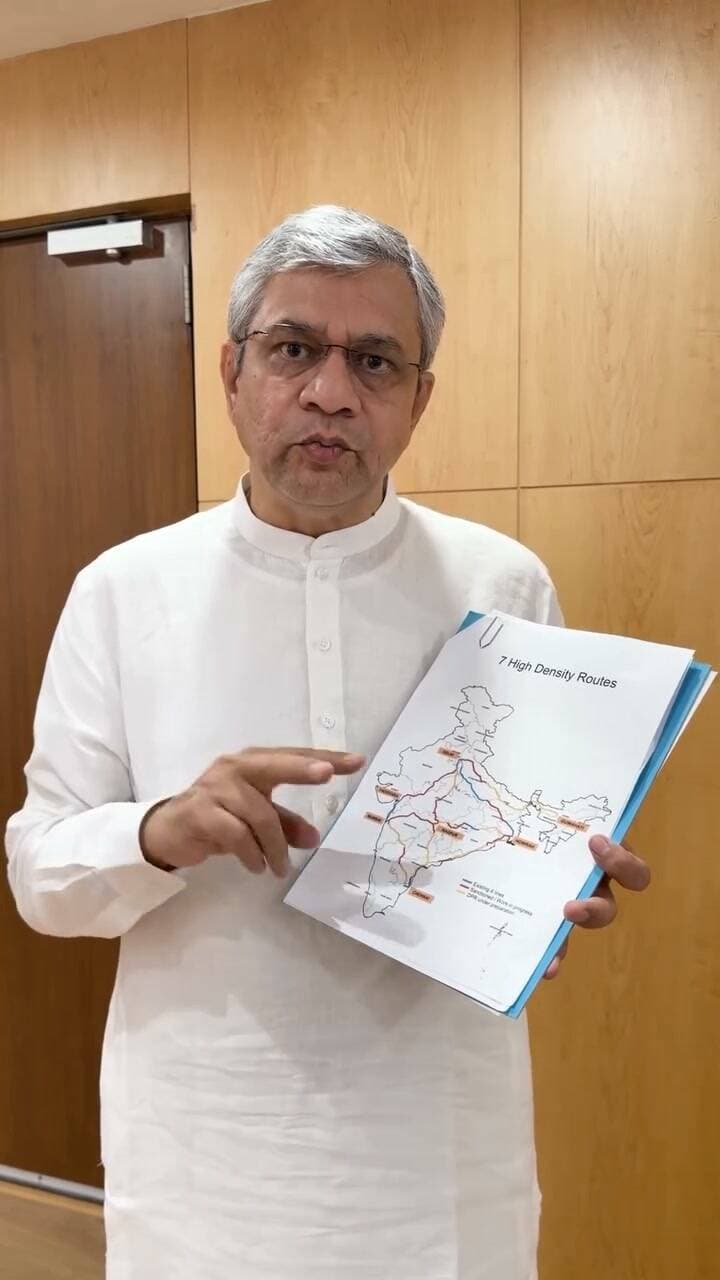 भारत के 7 हाई-डेंसिटी रेल रूट्स को फोर-लेन करने की दिशा में महत्वपूर्ण कार्य
प्रधानमंत्री श्री नरेंद्र मोदी जी के विजन के तहत इन हाई-डेंसिटी रूट्स को फोर-लेन करने से रेल नेटवर्क की क्षमता बढ़ेगी
North Western Railway Ministry of Railways, Government of India Ashwini Vaishnaw @followers @top fans News 24 Udaipur
#RailwayNews #RajasthanNews
श्री अश्विनी वैष्णव, माननीय रेल, सूचना एवं प्रसारण तथा इलेक्ट्रॉनिकी एवं सूचना प्रौद्योगिकी मंत्री ने महत्वपूर्ण जानकारी देते हुए बताया कि भारत के 7 हाई-डेंसिटी रेल रूट्स को फोर-लेन करने की दिशा में महत्वपूर्ण कार्य किया जा रहा है।
करीब 11,000 किलोमीटर में फैले ये 7 हाई-डेंसिटी रूट्स देश के कुल रेल ट्रैफिक का लगभग 41% संभालते हैं, जबकि ये पूरे रेल नेटवर्क का केवल 16% हैं।
इन प्रमुख 7 हाई-डेंसिटी रूट्स में शामिल हैं:
1. दिल्ली–हावड़ा
2. हावड़ा–चेन्नई
3. चेन्नई–मुंबई
4. मुंबई–दिल्ली
5. दिल्ली–चेन्नई
6. मुंबई–हावड़ा
7. दिल्ली–गुवाहाटी
श्री अश्विनी वैष्णव, माननीय रेल, सूचना एवं प्रसारण तथा इलेक्ट्रॉनिकी एवं सूचना प्रौद्योगिकी मंत्री ने बताया कि प्रधानमंत्री श्री नरेंद्र मोदी जी के विजन के तहत इन हाई-डेंसिटी रूट्स को फोर-लेन करने से रेल नेटवर्क की क्षमता बढ़ेगी और बढ़ते यात्री एवं माल परिवहन को बेहतर तरीके से संभालने में मदद मिलेगी।
इस विस्तार से व्यस्त रेल मार्गों पर अतिरिक्त क्षमता विकसित होगी, परिवहन लागत कम करने में मदद मिलेगी तथा पर्यावरण के अनुकूल और अधिक कुशल रेल परिवहन को बढ़ावा मिलेगा।