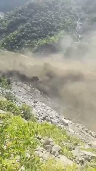 नेपाल में अचानक आई फ्लैश फ्लड से भारी तबाही की खबर सामने आई है।
नेपाली मीडिया के मुताबिक अब तक 32 पुलिसकर्मियों और 25 श्रद्धालुओं समेत कई लोग लापता हैं।
लापता लोगों का फिलहाल कोई संपर्क नहीं हो पाया है, जबकि हेलीकॉप्टर से 12 लोगों को सुरक्षित बचाया गया।
बाढ़ के तेज बहाव में कई जलविद्युत परियोजनाओं के बहने की भी खबर है।
काठमांडू और पोखरा के बीच स्थित मुग्लिन क्षेत्र में सबसे ज्यादा नुकसान की जानकारी सामने आई है।
भोटेकोशी नदी तिब्बत की ओर से नेपाल में प्रवेश करती है और इसके उफान से हालात बिगड़े हैं।
भारत में भी सतर्कता बढ़ाई गई है और बिहार में अलर्ट जारी किया गया है।