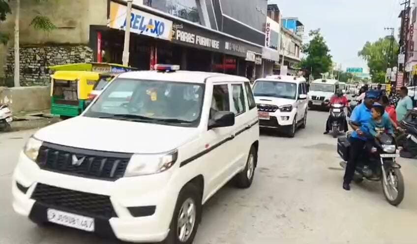 जिला पुलिस अधीक्षक ने शहर में गश्त कर सुरक्षा व्यवस्था का लिया जायजा।
दैनिक वीरधरा राजस्थान।
चित्तौड़गढ़। त्योहारों को देखते हुए जिला पुलिस अधीक्षक धर्मेंन्द्र सिंह ने बुधवार को चित्तौड़गढ़ शहर में गश्त कर सुरक्षा एवं कानून-व्यवस्था का जायजा लिया। उन्होंने शहर के प्रमुख बाजारों, भीड़भाड़ वाले क्षेत्रों एवं संवेदनशील स्थानों का निरीक्षण कर सुरक्षा व्यवस्था का जायजा लिया तथा पुलिस अधिकारियों को आवश्यक दिशा-निर्देश दिए।
जिला पुलिस अधीक्षक ने त्योहारों के दौरान जिले में पर्याप्त पुलिस जाब्ता तैनात रखने, यातायात व्यवस्था सुचारू बनाए रखने तथा असामाजिक एवं संदिग्ध गतिविधियों पर विशेष निगरानी रखने के निर्देश दिए।
उन्होंने पुलिस अधिकारियों को सोशल मीडिया पर विशेष निगरानी रखने तथा भ्रामक, आपत्तिजनक एवं अफवाह फैलाने वाली पोस्ट/संदेशों पर तत्काल कार्रवाई करने के निर्देश दिए। उन्होंने कहा कि सोशल मीडिया पर किसी भी प्रकार की भ्रामक या अफवाहजनक सामग्री प्रसारित कर माहौल खराब करने का प्रयास करने वालों के विरुद्ध सख्त कार्रवाई की जाएगी।
जिला पुलिस अधीक्षक ने कानून-व्यवस्था बनाए रखने में आमजन द्वारा पुलिस को दिए जा रहे सहयोग की सराहना करते हुए भविष्य में भी इसी प्रकार सहयोग बनाए रखने का आग्रह किया। तथा त्योहारों को आपसी भाईचारे एवं सौहार्द के साथ त्योहार मनाने तथा किसी भी संदिग्ध गतिविधि की सूचना तत्काल पुलिस को देने की अपील की।