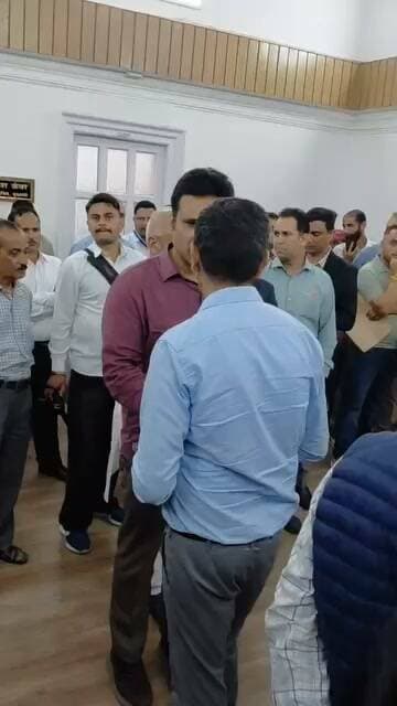 मानसून सत्र में दिखा अनोखा अंदाज
आर.एस. बाली और चेतन बरागटा की खास मुलाकात
सियासत से अलग दिखी गर्मजोशी