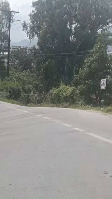 सोलन : NH-5 के बीचों-बीच HRTC ने लगाया ब्रेक! 😂🚌
वर्कशॉप महज 10 मीटर दूर… लगता है बस ने कहा—“मैं खुद नहीं जाऊंगी, वर्कशॉप को मेरे पास आना पड़ेगा!” 😜