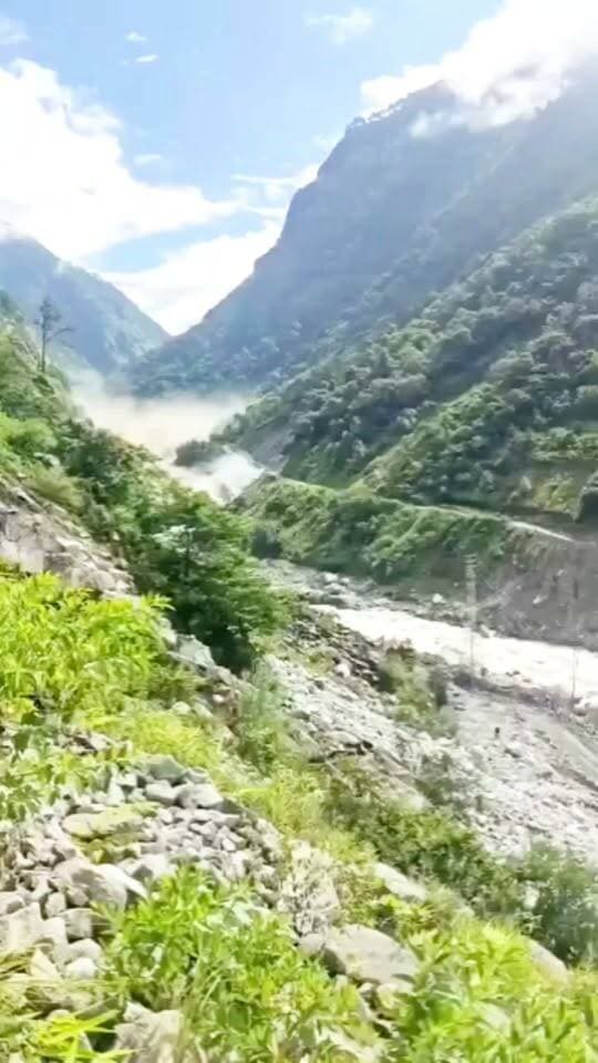 नेपाल में बाढ़ का भयावह दृश्य। भारतीय पर्यटकों समेत कई स्थानीय नागरिकों के लापता होने की खबर है। बिहार के कई जिले रेड अलर्ट पर। बाढ़ प्रभावित क्षेत्रों में रहने वाले लोग कृपया सावधानी बरतें।
चिंताजनक खबर
नेपाल में आई बाढ़ के बाद 384 पर्यटकों के लापता होने की खबर सामने आई है, जिनमें 100 से अधिक भारतीय बताए जा रहे हैं। 🙏
परिजनों की चिंता बढ़ी हुई है। उम्मीद है सभी सुरक्षित हों और जल्द से जल्द उनका पता लगाया जा सके। 🇮🇳🇳🇵
#NepalFlood #Nepal #IndianTourists #BreakingNews #PrayForAll
#nepal
#NepalTragedy
#nepaltourguideline
#NepalNews
#NepalGovernment
#nepalireels