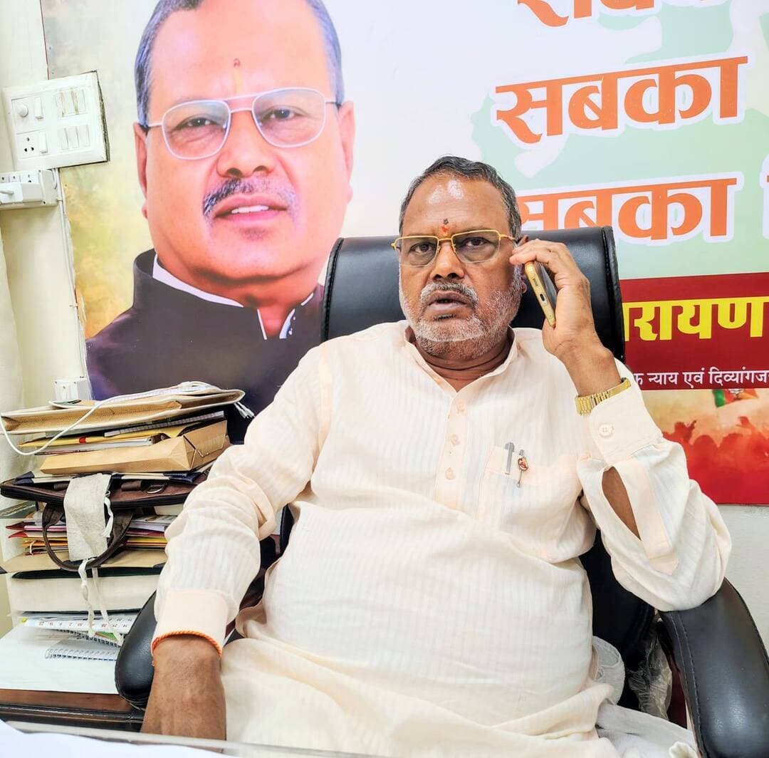 निवाड़ी में नाले में बह गई 8 वर्षीय बच्ची, प्रभारी मंत्री नारायण सिंह कुशवाह ने दिए सर्च ऑपरेशन तेज करने के निर्देश
--
बुधवार सुबह जिले में हुई तेज बारिश के बीच एक दर्दनाक हादसा सामने आया। खेत पर जाते समय नाला पार करने के दौरान 8 वर्षीय बच्ची अवंतिका तेज बहाव में बह गई। घटना के बाद से स्थानीय लोग और प्रशासनिक अमला बच्ची की तलाश में जुटा हुआ है।
जानकारी के अनुसार, अवंतिका अपने परिचित के साथ खेत पर जा रही थी। लगातार बारिश के कारण नदी-नाले उफान पर थे। इसी दौरान नाला पार करते समय अचानक तेज बहाव में अवंतिका बह गई। घटना की जानकारी मिलते ही आसपास के लोगों ने बच्ची की तलाश शुरू कर दी।
बच्ची के पिता संतोष कुशवाहा ने बताया कि बारिश के कारण नाले में पानी का बहाव काफी तेज था, जिसके चलते यह हादसा हुआ।
प्रभारी मंत्री ने दिए तत्काल सर्च ऑपरेशन के निर्देश
घटना की जानकारी मिलने पर जिला निवाड़ी के प्रभारी मंत्री श्री नारायण सिंह कुशवाह, सामाजिक न्याय एवं दिव्यांगजन कल्याण, उद्यानिकी तथा खाद्य प्रसंस्करण विभाग ने जिला प्रशासन को बच्ची की तलाश के लिए सर्च ऑपरेशन तेज करने के निर्देश दिए।
मंत्री ने प्रशासन से कहा कि बच्ची की तलाश के लिए उपलब्ध संसाधनों का उपयोग करते हुए सर्च ऑपरेशन को प्रभावी ढंग से चलाया जाए और बच्ची को जल्द से जल्द तलाशने के हरसंभव प्रयास किए जाएं।
वहीं क्षेत्र में भी बच्ची के सकुशल मिलने की उम्मीद को लेकर लोग लगातार तलाश में सहयोग कर रहे हैं।
फिलहाल, जिला और पुलिस प्रशासन की संयुक्त टीमें नाले के बहाव वाले क्षेत्रों में खोज और बचाव (Search and Rescue) अभियान चला रही हैं।
पुलिस अधीक्षक डॉ राय सिंह नरवरिया, सीईओ जिला पंचायत श्री रोहन सक्सेना, एसडीएम श्री अशोक कुमार सेन सहित तमाम अधिकारी मौके पर सर्च टीम के साथ सक्रियता से बच्ची की खोज में जुटे हुए हैं।
Narayan Singh Kushwah Jansampark Madhya Pradesh Home Department of Madhya Pradesh #DistrictAdministration
#jansamparkMP #niwari