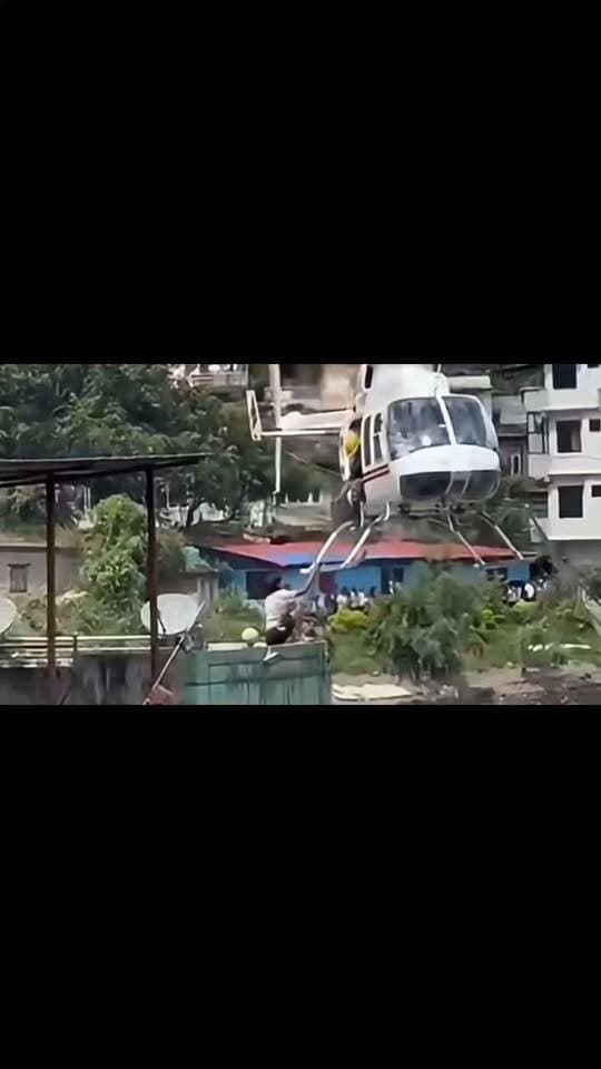 * नेपाल में बाढ़ का कहर, चारों तरफ तबाही का मंजर दिखाई दिया।
* नेपाली सेना ने छत पर फंसे युवक का किया दिल दहला देने वाला रेस्क्यू।
* जवानों की बहादुरी ने बचाई अनमोल जान..
#nepal #flood #floodrelief #FloodRescue