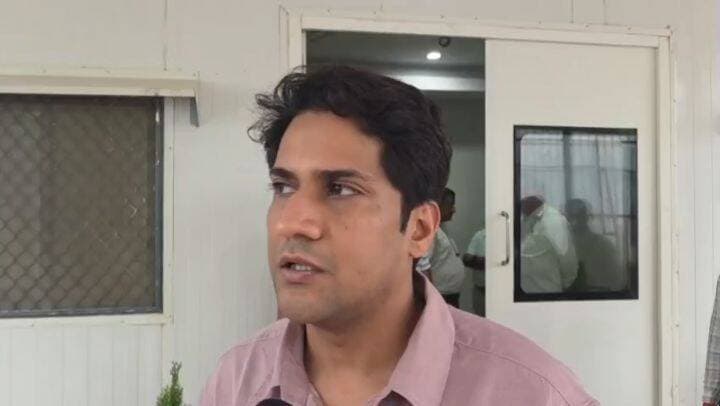 कलेक्टर श्री मृणाल मीना ने ग्राम ढोढ़न, पलकौन्हा में तीन घंटे तक की जमीन पर बैठकर जनसुनवाई की
विस्थापित परिवारों की व्यथा और पीड़ा सुनी, निराकरण के अधिकारियों को दिए निर्देश
पुनर्वास राशि का दुरुपयोग न हो, मकान बनाकर यथा शीघ्र शिफ्ट हों
कलेक्टर ने मुआवजा प्राप्त परिवारों से अन्य स्थान पर बसने की अपील की
विफल हुए बैंक भुगतान की राशि शीघ्र जारी होगी
कैम्प लगाकर प्राप्त आवेदनों को नियमानुसार अधिकारियों द्वारा पात्र किया जा रहा है
पुनर्वास स्थल पर जमीन चिन्हित कर प्रशासन संवेदशीलता के साथ कर रहा है आधारभूत सुविधाओं का विकास
महिला बाल विकास अधिकारी को 48 घंटे में आंगनबाड़ी निर्माण प्रारंभ करने के कलेक्टर ने दिए निर्देश
पात्र हितग्राहियों को ही मिलेगा पुनर्वास पैकेज
शिविर में प्राप्त हुए आवेदन में जो पात्र है उनका मुआवजा प्रक्रियाधीन है, उन्हें राशि मिलेगी
पुनर्वास राशि का सदुपयोग कर मकान निर्माण शुरू करें
सामूहिक बसाहट के लिए प्रशासन ग्रामीणों को जमीन चिन्हित कर प्रदाय करेगा
करौंदिया में मूलभूत सुविधाएं उपलब्ध कराने कार्य जारी
धार्मिक स्थलों को भी किया पूरी रीति रिवाज के साथ शिफ्ट किया जाएगा
इस दौरान एसपी श्री रजत सकलेचा, जिला पंचायत सीईओ श्री नमः शिवाय अरजरिया सहित अन्य अधिकारी उपस्थित रहे।
#chhatarpur #केन_बेतवा_लिंक_परियोजना