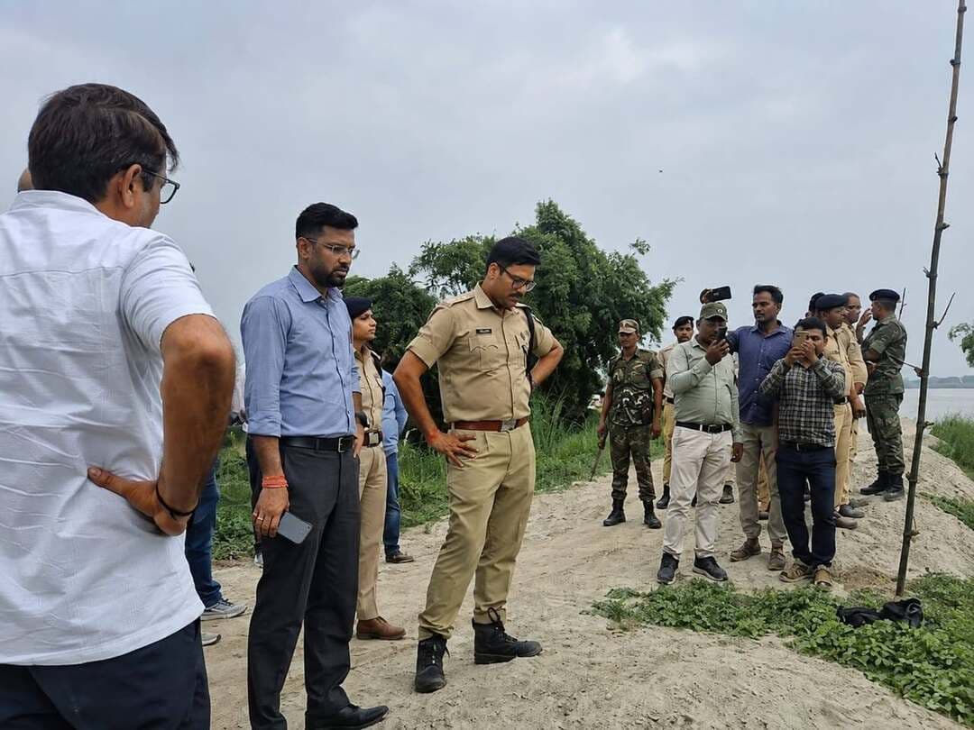 नेपाल में गंडक नदी के ऊपरी जलग्रहण क्षेत्र में फ्लैश फ्लड की स्थिति उत्पन्न होने तथा परिणामस्वरूप गंडक नदी के जलप्रवाह में संभावित आकस्मिक वृद्धि को ध्यान में रखते हुए सरकार के निर्देश के आलोक में विशेष सतर्कता बरती जा रही है। ज़िलाधिकारी, मुजफ्फरपुर एवं वरीय पुलिस अधीक्षक, मुजफ्फरपुर द्वारा स्थिति पर लगातार नज़र रखी जा रही है। दोनों अधिकारियों ने आज विभिन्न विभागों के वरीय पदाधिकारियों के साथ रेवा घाट सहित गंडक नदी के किनारे अनेक स्थानों पर निरीक्षण किया तथा बाढ़ की स्थिति में तैयारियों की समीक्षा की। ज़िलाधिकारी एवं वरीय पुलिस अधीक्षक ने स्थानीय निवासियों से भी संवाद स्थापित किया एवं उनका सुझाव लिया। अधिकारियों को स्थिति पर लगातार नजर रखने; नदी के जलस्तर, तटबंधों, निचले इलाकों, पुल-पुलियों एवं अन्य संवेदनशील क्षेत्रों की लगातार निगरानी करने तथा स्थानीय निवासियों से सतत संपर्क स्थापित रखने का निर्देश दिया गया।
जिलाधिकारी ने कहा कि आपदा की स्थिति में सामान्य जन-जीवन प्रभावित न हो यह सुनिश्चित करने के लिए मानक संचालन प्रक्रिया के अनुसार सभी तैयारी की गई है। लोग एकदम पैनिक न हों लेकिन सजग एवं सतर्क रहें। सुरक्षित स्थानों पर रहें। बच्चों, गर्भवती महिलाओं, बीमार लोगों और बुज़ुर्ग व्यक्तियों का विशेष ध्यान रखें।
================
*जिलाधिकारी ने लोगों से आह्वान करते हुए कहा कि किसी भी प्रकार के अफ़वाह पर ध्यान न दें। अपुष्ट, अप्रामाणिक एवं भ्रामक सूचनाओं को प्रसारित न करें। प्रशासन द्वारा दी जा रही सूचनाओं पर ही ध्यान दें तथा बाढ़ की स्थिति में बचाव हेतु सरकार द्वारा जारी एडवाइजरी का अनुपालन करें।*
================
ज़िलाधिकारी ने कहा कि उत्पन्न स्थिति के मद्देनज़र तटबंधों की निगरानी, सामुदायिक रसोई केन्द्रों का संचालन, सूखा राशन का वितरण, स्वास्थ्य जाँच तथा दवाओं की उपलब्धता, कुट्टी-भूसा पशु चारा का वितरण एवं पशु चिकित्सा की उपलब्धता, स्वच्छ पेयजल, शौचालय की सुविधा सहित आपदा प्रबंधन के दृष्टिकोण से राहत एवं बचाव कार्य संबंधी सभी तैयारियाँ पूरी की गयी है। अनुमंडल पदाधिकारी एवं अनुमंडल पुलिस पदाधिकारी को लगातार क्षेत्र भ्रमण करने; बच्चों, महिलाओं, किसानों, बुजुर्गों सहित आम जनता से नियमित संवाद स्थापित करने एवं फीडबैक लेने तथा स्थिति के अनुसार तुरंत रिस्पॉन्ड करने का निदेश दिया गया है।
जिलाधिकारी ने कहा कि बाढ़ प्रभावितों के जान-माल की सुरक्षा एवं ससमय राहत पहुँचाना प्रशासन की सर्वाेच्च प्राथमिकता है। किसी भी प्रकार की आवश्यकता पड़ने पर आम लोगों द्वारा नियंत्रण कक्ष में संपर्क स्थापित किया जा सकता है:
(1) जिला आपातकालीन संचालन केन्द्र, मुजफ्फरपुर : 0621-2212007
(2) राज्य आपातकालीन संचालन केंद्र, आपदा प्रबंधन विभाग, बिहार सरकार, पटना: हेल्पलाइन नंबर: 0612-2294204/205, आपातकालीन सहायता नंबर: 1070
================
Disaster Management Department Govt. of Bihar
Information & Public Relations Department, Government of Bihar