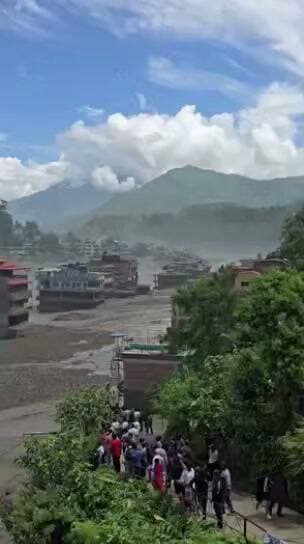 तिब्बत से आई बाढ़ ने नेपाल में मचाई भीषण तबाही, रसुवा और नुवाकोट में मलबे में दबा सब कुछ
काठमांडू /तिब्बत से अचानक आई भीषण बाढ़ ने नेपाल के पहाड़ी जिलों में भारी तबाही मचाई है। तिब्बत की ओर से आए सैलाब और मलबे के कारण नेपाल के रसुवा और नुवाकोट क्षेत्र बुरी तरह प्रभावित हुए हैं।
बाढ़ के पानी के साथ बही लाखों टन मिट्टी और कीचड़ ने कई इमारतों, सड़कों और बुनियादी ढांचों को अपनी चपेट में ले लिया है, जिससे सब कुछ मलबे के नीचे दफन हो गया है।