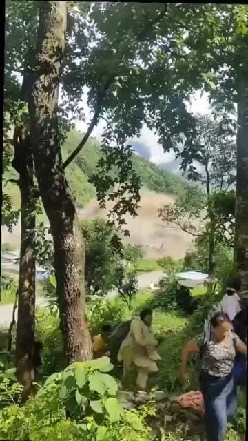 नेपाल में बाढ़ का भयानक कहर, जान बचाने के लिए ऊंचाई की ओर दौड़ने लगे लोग
काठमांडू / नेपाल में बाढ़ और बारिश से हालात बेहद चिंताजनक बने हुए हैं। इसी बीच सोशल मीडिया पर बाढ़ के भयावह मंजर का एक और बेहद दुखद वीडियो सामने आया है, जो दिल दहला देने वाला है।