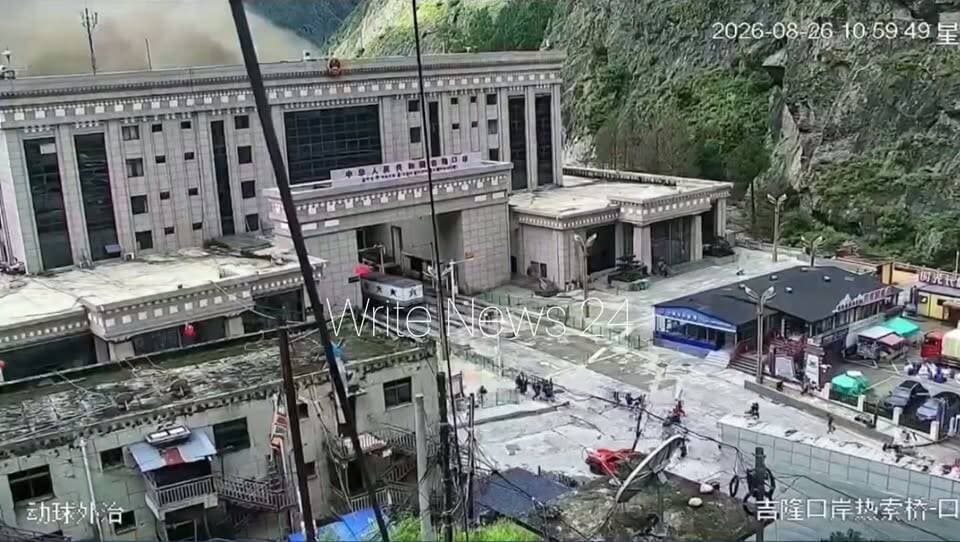तिब्बत से बर्बादी की तस्वीरें सामने आई, नेपाल में मची तबाही के बाद अब यह तस्वीरें देख फटी की फटी रह जाएगी आँखें ।
#nepal #Tibet #Nepaldisaster #FlashFlood
