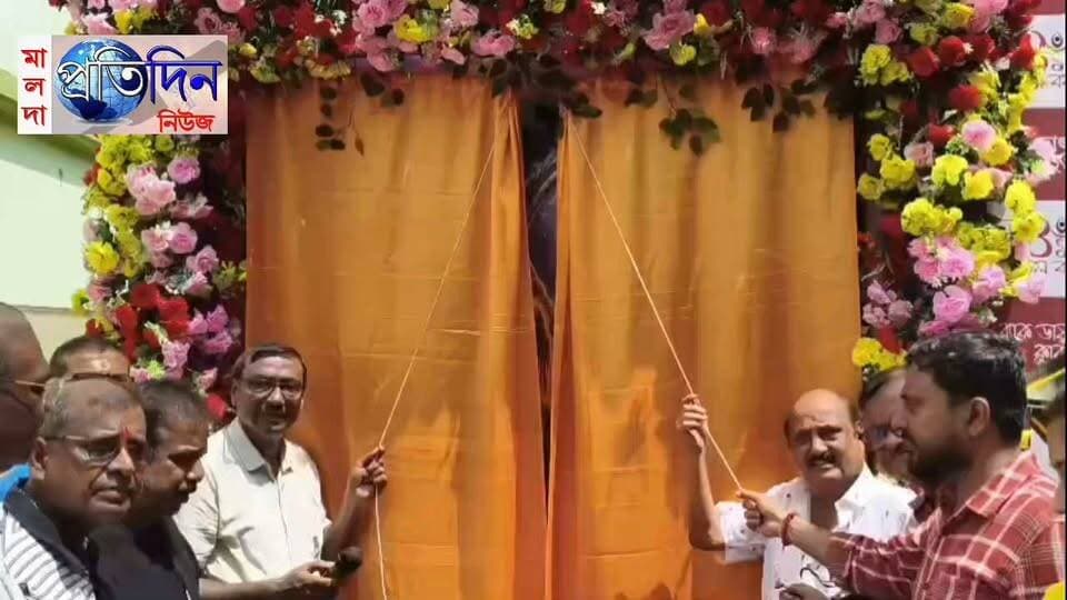 মালদা প্রতিদিন নিউজঃ এবারের ভাবনা দর্পণ। একদিকে আরাধনা অন্যদিকে বাস্তবতা, দূর্গা পূজার বাদ্দি বেজে উঠলো ঢাকের আওয়াজে ,খুঁটি পুজো দিয়ে শুরু ব্ল্যাক ডায়মন্ড ক্লাবের দুর্গা পূজার শুভ সূচনা। এবছর ৪১ তম বর্ষে পদার্পণ করল এই ক্লাবের পূজো।
এই দিন প্রবল উৎসাহ উদ্দীপনার মধ্য দিয়ে মণ্ডপ তৈরির আগে খুঁটি পূজার আয়োজন করা হয় পুরোহিত দিয়ে নিয়ম নিষ্ঠার মধ্য দিয়ে পুজোর সূচনা হয়। পাশাপাশি ক্লাবের পূজো উপলক্ষে একটি থিম সং করা হয়েছে তা আনুষ্ঠানিকভাবে উদ্বোধন করা হয়। এবং সাংস্কৃতিক আয়োজনে অনুষ্ঠান করা হয়েছিল।
এদিন উপস্থিত ছিলেন ক্লাবে সদস্যরা এবং বিশিষ্ট অতিথিরা উপস্থিত ছিলেন স্থানীয় ক্লাবের মহিলা সদস্যরাও। এই দিন খুঁটিপূজো এবং যোগ্য অনুষ্ঠানের মধ্য দিয়ে অনুষ্ঠান শুভ সূচনা হয় তারপর নারকেল পাঠানো হয় পাশাপাশি থিমের ব্যানার উন্মোচন করা হয় করা হয়।
এবারের থিম দর্পণ একদিকে আরাধনা অন্যদিকে বাস্তবতা। সাবেকি প্রতিমা এবং মন্ডপ শয্যায় থাকছে থিমের ছোঁয়া।