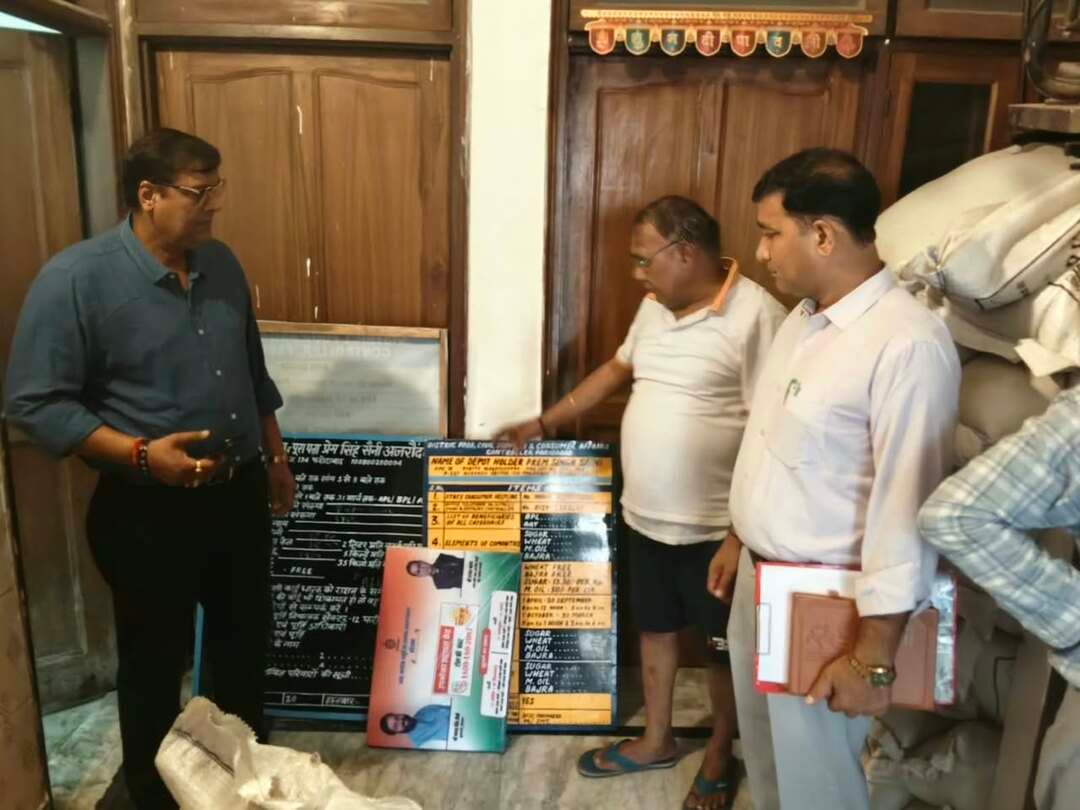 अजरौंदा के राशन डिपो में बड़ी गड़बड़ी, 415 क्विंटल गेहूं सहित भारी मात्रा में स्टॉक कम मिला
फरीदाबाद A2z न्यूज़ update, आप की आवाज़ मुख्यमंत्री उड़नदस्ता फरीदाबाद की टीम ने बुधवार को गांव अजरौंदा में राशन डिपो का औचक निरीक्षण किया। निरीक्षण के दौरान एक राशन डिपो में ऑनलाइन स्टॉक और मौके पर उपलब्ध राशन के मिलान में भारी अंतर सामने आया। टीम के अनुसार डिपो में करीब 415 क्विंटल गेहूं, 121 क्विंटल बाजरा, 3,800 लीटर सरसों तेल और 2 क्विंटल चीनी का स्टॉक कम पाया गया।
मुख्यमंत्री उड़नदस्ता को सूचना मिली थी कि गांव अजरौंदा में राशन डिपो धारक सरकारी राशन के वितरण में अनियमितता बरत रहे हैं और राशन की कालाबाजारी की जा रही है। सूचना के आधार पर टीम ने जिला खाद्य एवं आपूर्ति नियंत्रक (DFSC) कार्यालय की टीम के साथ राधा स्वामी सत्संग सेंटर के नजदीक स्थित राशन डिपो पर छापेमारी की।
टीम ने पहले राशन डिपो धारक प्रेम सिंह के स्टॉक का मिलान किया। ऑनलाइन रिकॉर्ड के अनुसार गेहूं, चीनी और सरसों तेल का जितना स्टॉक होना चाहिए था, भौतिक निरीक्षण में उतना ही पाया गया। इस दौरान प्रेम सिंह के डिपो में कोई अनियमितता नहीं मिली।
इसके बाद संयुक्त टीम ने साथ बने कमरों में स्थित राशन डिपो धारक सुमित के स्टॉक की जांच की। सुमित को मौके पर बुलाने के लिए कई बार संपर्क किया गया, लेकिन वह निरीक्षण के दौरान उपस्थित नहीं हुआ। इसके बाद राशन डिपो का निरीक्षण प्रेम सिंह और सुमित के मकान मालिक की मौजूदगी में किया गया।
जांच के दौरान ऑनलाइन रिकॉर्ड के मुताबिक डिपो में 551 क्विंटल गेहूं, 2 क्विंटल चीनी, 3805 लीटर सरसों तेल और 121 क्विंटल बाजरा होना चाहिए था। वहीं भौतिक निरीक्षण में रिकॉर्ड के मुकाबले भारी मात्रा में स्टॉक कम मिला। टीम के अनुसार गेहूं करीब 415 क्विंटल, सरसों तेल करीब 3800 लीटर, बाजरा 121 क्विंटल और चीनी करीब 2 क्विंटल कम पाई गई।
पूछताछ में सामने आया कि सरकारी राशन को पिछले करीब एक महीने से इसी स्थान पर रखकर वितरित किया जा रहा था। टीम ने आरोप लगाया कि वास्तविक कार्ड धारकों को राशन वितरित करने के बजाय सरकारी राशन की कालाबाजारी किए जाने की नीयत से उसे बेचा जा रहा था।
स्टॉक में भारी कमी पाए जाने के बाद खाद्य निरीक्षक रूप चंद की शिकायत पर राशन डिपो धारक सुमित के खिलाफ थाना सेंट्रल फरीदाबाद में मामला दर्ज कराने की कार्रवाई शुरू कर दी गई है। मामले में पुलिस द्वारा आगे की जांच की जाएगी।