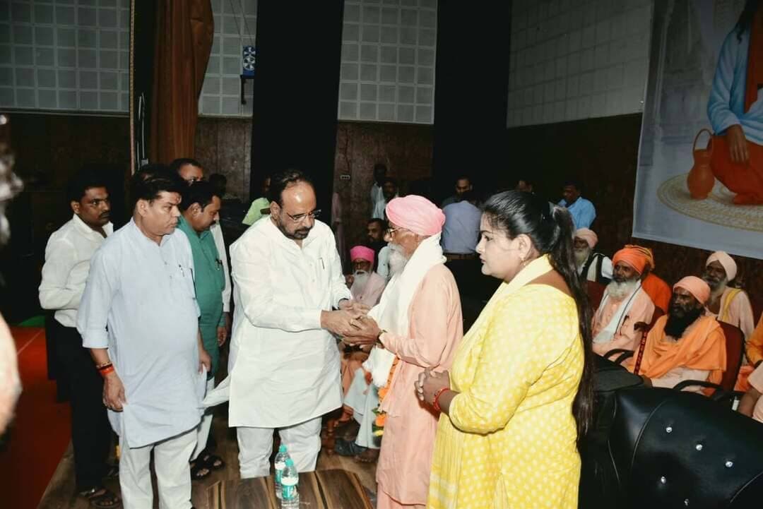 ➡️ सामाजिक समरसता संकल्प अभियान: गढ़ाकोटा में धूमधाम से मनी संत शिरोमणि गुरु रविदास जी की 650वीं जयंती
सामाजिक समरसता संकल्प अभियान के अंतर्गत संत शिरोमणि गुरु रविदास जी की 650वीं जयंती गढ़ाकोटा में बड़े ही धूमधाम एवं श्रद्धा के साथ मनाई गई।
प्रधानमंत्री श्री नरेंद्र मोदी के आह्वान पर पूरे प्रदेश में संत रविदास जी की समरसता संकल्प यात्रा निकाली जा रही है। इसी क्रम में यह यात्रा सागर जिले के रहली विधानसभा क्षेत्र के गढ़ाकोटा पहुंची। यात्रा के दौरान पालकी में विराजमान संत रविदास जी के ग्रंथ की विधि-विधान से पूजा-अर्चना की गई। तत्पश्चात नटराज ऑडिटोरियम गढ़ाकोटा में मुख्य कार्यक्रम आयोजित किया गया।
कार्यक्रम के मुख्य अतिथि मध्यप्रदेश शासन के पूर्व कैबिनेट मंत्री एवं क्षेत्रीय विधायक श्री गोपाल भार्गव रहे। विशिष्ट अतिथि के रूप में देवरी विधानसभा क्षेत्र के विधायक श्री बृज बिहारी पटेरिया भी इस समरसता यात्रा संकल्प अभियान के कार्यक्रम में शामिल हुए। कार्यक्रम में बड़ी संख्या में आमजन एवं
संत रविदास जी के अनुयायी शामिल हुए। संत पूजन के बाद संतों ने संत रविदास जी के बताए मार्ग पर चलने का आह्वान किया।
कार्यक्रम को संबोधित करते हुए मुख्य अतिथि विधायक श्री गोपाल भार्गव ने संत रविदास जी के जीवन पर प्रकाश डालते हुए कहा कि संत रविदास जी एक समाज के नहीं, सभी समाजों के संत हैं। संत किसी एक जाति का नहीं होता। उन्होंने कहा कि संत रविदास जी का जीवन दर्शन सभी को पढ़ना चाहिए और उनके बताए मार्ग पर चलना चाहिए। समरसता यात्रा को लेकर उन्होंने कहा कि संत रविदास जी के सपनों को साकार करने के लिए यह समरसता यात्रा निकाली जा रही है। उन्होंने कहा कि सभी समाज के लोगों को जातिवाद जैसी प्रथा को बंद करना चाहिए। हम सभी एक हैं, यहां सिर्फ एक ही जाति है वह है मानवता। व्यक्ति कर्म से महान होता है, जाति से महान नहीं होता।
विशिष्ट अतिथि देवरी विधायक श्री बृज बिहारी पटेरिया ने भी संत रविदास जी के जीवन दर्शन पर प्रकाश डाला और उनके बताए मार्ग पर चलने की बात कही।
इस अवसर पर श्रीमती रानी पटेल, जनपद अध्यक्ष प्रतिनिधि श्री सुरेश कपस्या, नगर पालिका अध्यक्ष प्रतिनिधि श्री मनोज तिवारी, एसडीएम श्री कुलदीप पाराशर सहित बड़ी संख्या में संत समाज, जनप्रतिनिधि एवं संत रविदास जी के अनुयाई उपस्थित रहे।
CM Madhya Pradesh Dr Mohan Yadav Jansampark Madhya Pradesh #JansamparkMP #sagar