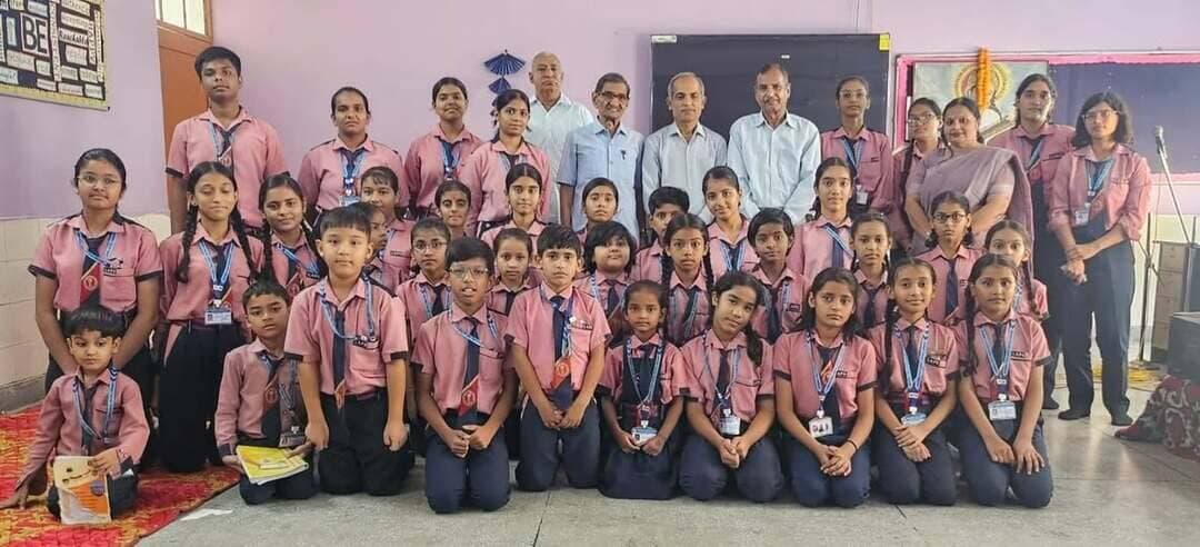 अग्रवाल पब्लिक स्कूल में जनकल्याण संस्था द्वारा श्री रामचरितमानस चौपाई एवं श्रीमद्भगवद्गीता श्लोक गायन प्रतियोगिता - चौपाई गायन में नव्या, कनिष्का, माही, मुस्कान और आदृति तथा श्लोक उच्चारण में आराध्या प्रथम।
A2z न्यूज़ update, आप की आवाज़ जन कल्याण संस्था द्वारा श्री रामचरितमानस चौपाई एवं श्रीमद्भगवद्गीता श्लोक गायन प्रतियोगिता की निरंतरता में आज अग्रवाल पब्लिक स्कूल सेक्टर 3 में विद्यालय स्तर की प्रतियोगिता का आयोजन फाउंडर प्रेसिडेंट एस सी गुप्ता की अध्यक्षता में किया गया। संस्था के फाउंडर प्रधान एस सी गुप्ता, रविन्द्र कुमार मनचंदा, लक्ष्मण शर्मा एवं जे पी शर्मा की उपस्थिति में इस प्रतियोगिता में विद्यालय के कुल छत्तीस विद्यार्थियों ने प्रस्तुति दी। यह बहुत ही उल्लेखनीय है कि एस सी गुप्ता जी पिछले चौतीस वर्षों से श्री रामचरितमानस चौपाई एवं श्रीमद्भगवद्गीता श्लोक गायन प्रतियोगिता का फरीदाबाद एवं पलवल के विद्यालयों में आयोजन करवा रहे हैं। इस वर्ष की प्रतियोगिताओं का शुभारंभ स्कॉलर्स प्राइड विद्यालय से प्रारंभ और फिर डायनेस्टी इंटरनेशनल स्कूल सैक्टर 28, मॉडर्न दिल्ली इंटरनेशनल स्कूल, डी पी एस नहर पार आदि स्कूल्स में किया गया था उसी कड़ी में आज अग्रवाल पब्लिक स्कूल सैक्टर 3 फरीदाबाद जिस में श्रीरामचरितमानस चौपाई गायन में तीस विद्यार्थियों तथा श्रीमद्भगवद्गीता श्लोक उच्चारण में छः विद्यार्थियों ने प्रतिभागिता की है। रविन्द्र कुमार मनचंदा ने बताया कि श्रीरामचरितमानस चौपाई गायन में विद्यालय के छात्र छात्राएं ने बाल कांड, अयोध्या कांड, सुंदर कांड सहित सभी कांडों से सुंदर गायन द्वारा सभी श्रोताओं को मंत्रमुग्ध कर दिया। श्रीमद्भगवद्गीता श्लोक उच्चारण में भी सभी प्रतिभागी छात्र छात्राओं ने अद्भुत प्रस्तुति दी।
श्रीरामचरितमानंद चौपाई गायन में नव्या, कनिष्का, माही, मुस्कान और आदृति को ग्रुप द्वितीय, ग्रुप तृतीय एवं ग्रुप चतुर्थ में प्रथम घोषित किया गया। श्रीमद्भगवद्गीता श्लोक उच्चारण में आराध्या को प्रथम घोषित किया गया।प्रथम स्थान पर रहे सभी विजेता विद्यार्थियों को जोनल प्रतियोगिता में प्रतिभागिता का अवसर प्राप्त होगा। जोनल विजेताओं को जिला स्तरीय फाइनल प्रतियोगिता में प्रतिभागिता का सुअवसर प्राप्त होगा। विद्यालय में द्वितीय स्थान पर रहे विद्यार्थियों को विद्यालय में ही जनकल्याण संस्था द्वारा पुरस्कृत किया जाएगा। इस प्रतियोगिता के माध्यम से जन कल्याण संस्था विद्यार्थियों को प्रत्यक्ष रूप से हिन्दू एवं सनातन संस्कृति से जुड़ने का अवसर प्रदान कर रही है। युवा पीढ़ी को सनातन ग्रंथों के विषय में ज्ञान उपार्जन, पढ़ने एवं समझने का भी अवसर मिल रहा हैं। मनचंदा ने कहा कि श्री एस सी गुप्ता लंबे समय से निरंतर प्रयासरत हैं कि युवा पीढ़ी एवं हम सभी श्रीरामचरितमानस में मर्यादापुरुषोतम भगवान श्री राम द्वारा दिखाए गए मार्ग पर चले एवं श्री मद्भागवतगीता में योगीराज भगवान श्री कृष्ण द्वारा बताए गए कर्म पर विश्वास करने के सिद्धांत पर निरंतर अग्रसर रहे। जनकल्याण संस्था के फाउंडर प्रेसिडेंट एस सी गुप्ता एवं उन की समस्त टीम ने विद्यालय एवं विद्यालय प्रिंसिपल रचना भल्ला तथा कॉर्डिनेटर सीमा श्रीवास्तव का
आभार व्यक्त करते हुए कहा कि उन का विद्यालय जन कल्याण संस्था द्वारा आयोजित किए जाने वाले इस प्रकार से भारतीय संस्कृति से जुड़े कार्यक्रम के आयोजन के लिए सदैव तत्पर रहता हैं यहां के विद्यार्थी और अध्यापक भी अच्छे से सभी की तैयारी करवाते हैं। जनकल्याण संस्था ने विद्यालय परिवार, स्टाफ, अध्यापकों, छात्र, छात्राओं एवं सभी का अत्यंत सुंदर आयोजन के लिए बहुत ही प्रशंसा करते हुए आभार व्यक्त किया।