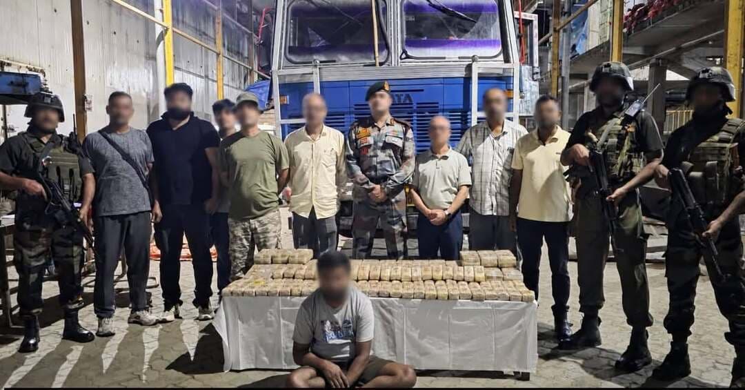 কাছাড়ে ১৬৮ কোটি টাকার ইয়াবা উদ্ধার, আটক ১
আন্তঃরাজ্য মাদক পাচার চক্রের বিরুদ্ধে বড়সড় সাফল্য পেল অসম রাইফেলস ও ডিরেক্টরেট অফ রেভিনিউ ইন্টেলিজেন্স (ডিআরআই), শিলচর। কাছাড় জেলার লক্ষীপুরের জুঝাং পাহাড় এলাকায় যৌথ অভিযান চালিয়ে প্রায় ১৬৮ কোটি টাকা মূল্যের ৫ লক্ষ ৬০ হাজার ইয়াবা ট্যাবলেট উদ্ধার করা হয়েছে।
অসম রাইফেলসের সদর দফতর থেকে প্রকাশিত বিবৃতি অনুযায়ী, ২৫ ও ২৬ আগস্টের মধ্যবর্তী রাতে এই অভিযান চালানো হয়। অভিযানে উদ্ধার হওয়া ইয়াবার মোট ওজন প্রায় ৬০ কেজি। ঘটনায় একজন সন্দেহভাজন মাদক পাচারকারীকে আটক করা হয়েছে। পাশাপাশি মাদক পরিবহনে ব্যবহৃত একটি টাটা ট্রাকও বাজেয়াপ্ত করা হয়েছে।
প্রাথমিক তদন্তে জানা গেছে, উদ্ধার হওয়া মাদকদ্রব্যগুলি প্রতিবেশী রাজ্য মণিপুর থেকে এনএইচ-৩৭ হয়ে আসামের দিকে নিয়ে আসা হচ্ছিল। এরপর কাছাড় ও শ্রীভূমি জেলাকে করিডর হিসেবে ব্যবহার করে দেশের অন্যান্য প্রান্তে মাদক পাচারের পরিকল্পনা ছিল বলে প্রাথমিকভাবে ধারণা করা হচ্ছে।
আটক ব্যক্তি ও উদ্ধার হওয়া ইয়াবাসহ অন্যান্য সামগ্রী পরবর্তী তদন্ত ও আইনানুগ ব্যবস্থা গ্রহণের জন্য সংশ্লিষ্ট কর্তৃপক্ষের হাতে তুলে দেওয়া হয়েছে। এই বিপুল পরিমাণ মাদক উদ্ধারের ঘটনাকে আন্তঃরাজ্য মাদক পাচার চক্রের বিরুদ্ধে বড় ধাক্কা হিসেবে দেখা হচ্ছে।