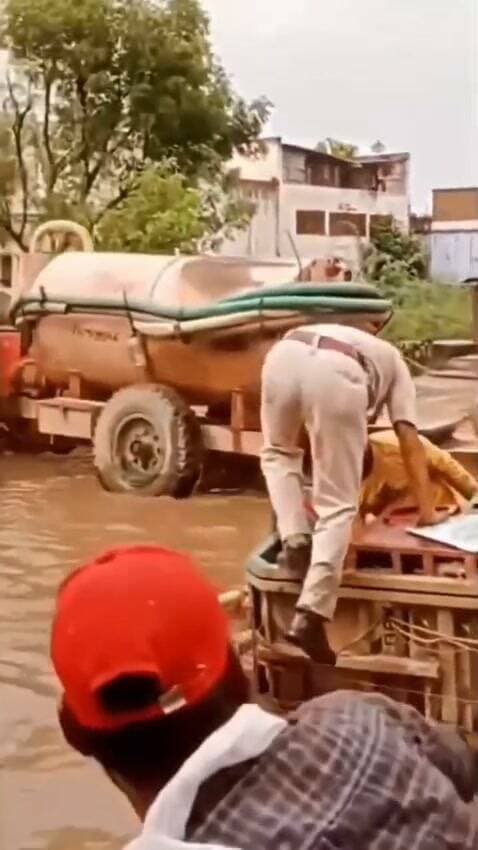 4 पुलिस वाले एक साथ गिरे।।
बताया जा रहा है ये विडियो मुजफ्फरनगर के आस पास का है