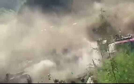 नेपाल में जल का तांडव
तिब्बत से इतना पानी आया कि बहुमंजिला इमारतें ताश के पत्तों की तह बह गईं, लोग घरों पर खड़े चिल्लाते रहे
#nepal