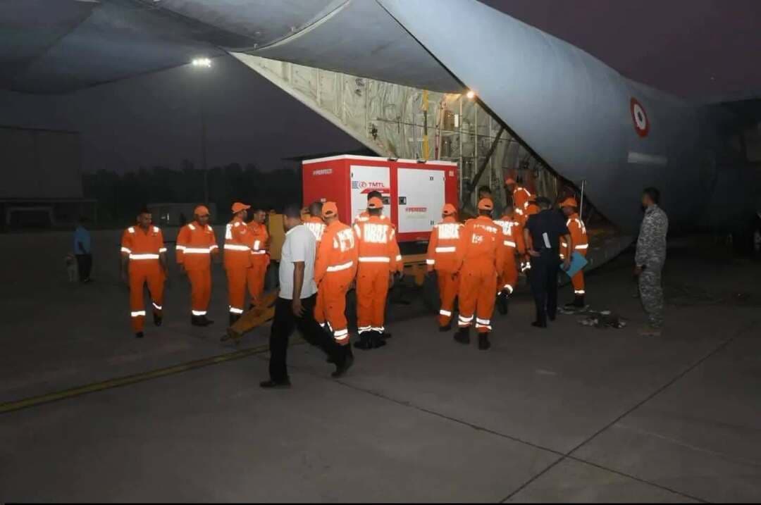 भारत ने नेपाल में आई बाढ़ के बाद 10 टन मानवीय सहायता और आवश्यक दवाएं भेजीं है.
आज नेपाल के तिब्बत सीमा से लगे इलाके में अचानक आई बाढ़ ने हजारों लोगों को प्रभावित किया है.
बहाव इतना तेज था कि कई गांव, घर, पुल, सड़कें और हाइड्रोपावर प्रोजेक्ट बह गए. सैकड़ों लोग लापता हैं, जिनमें कई भारतीय पर्यटक भी हैं.
नेपाल स्थित भारतीय दूतावास ने अधिक जानकारी के लिए हेल्पलाइन नंबर जारी किए हैं, जिस पर व्हाट्सऐप मैसेज भी किया जा सकता हैः
+977 985 131 6807
+977 970 910 7500
+977 981 032 6117
#IndiaNepal #floodrelief #nepal
Ministry of External Affairs, Government of India