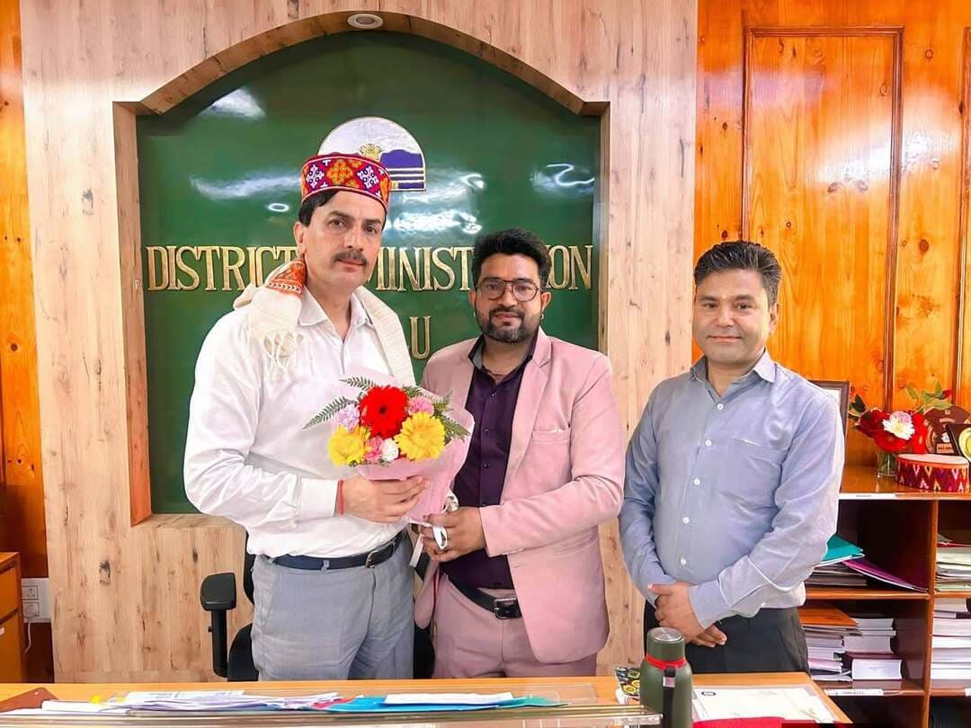 # **युवाओं को नशे से दूर रखने और नेतृत्व कौशल से जोड़ने की पहल, Star Brothers Foundation ने सौंपा ज्ञापन**
### **100 VOICES Initiative के तहत Public Speaking, Communication, Confidence और Leadership पर रहेगा फोकस**
**कुल्लू, 26 अगस्त।**
युवाओं को नशे से दूर रखने तथा उनकी ऊर्जा और प्रतिभा को सकारात्मक दिशा देने के उद्देश्य से **Star Brothers Foundation** के **MRT – Mission Rise Together** के अंतर्गत प्रस्तावित **“100 VOICES” Initiative** को लेकर संस्था के प्रतिनिधिमंडल ने बुधवार को जिला प्रशासन एवं भाषा एवं संस्कृति विभाग के अधिकारियों से मुलाकात कर पहल के उद्देश्यों पर संवाद किया।
संस्था की ओर से **उपायुक्त श्री सुरजीत सिंह राठौर, HPAS** के कार्यालय में सहायक आयुक्त को ज्ञापन प्रस्तुत किया गया। इस दौरान उपायुक्त से शिष्टाचार भेंट कर **“100 VOICES” Initiative** के उद्देश्यों एवं प्रस्तावित गतिविधियों के संबंध में चर्चा की गई। साथ ही संस्था के प्रतिनिधियों ने **जिला भाषा अधिकारी प्रोमिला गुलेरिया** से भी मुलाकात कर युवाओं को अभिव्यक्ति, संवाद-कौशल और रचनात्मक गतिविधियों से जोड़ने के विषय पर विचार-विमर्श किया।
फाउंडेशन की ओर से बताया गया कि **“100 VOICES” Initiative** के माध्यम से युवाओं को **Public Speaking, Communication, Confidence एवं Leadership** जैसे कौशलों से जोड़ने के साथ उन्हें अपनी प्रतिभा और विचारों को प्रभावी ढंग से व्यक्त करने के लिए सकारात्मक मंच उपलब्ध कराने का प्रयास किया जा रहा है।
बैठक के दौरान युवाओं में बढ़ती नशे की प्रवृत्ति, विशेषकर **चिट्टे के बढ़ते प्रभाव**, को लेकर भी गंभीरता से चर्चा हुई। युवाओं को नशे से दूर रखने तथा उन्हें सकारात्मक गतिविधियों से जोड़ने की आवश्यकता पर विचार-विमर्श के साथ चिट्टे के विरुद्ध प्रस्तावित आगामी जागरूकता एवं सामाजिक गतिविधियों को लेकर भी चर्चा की गई।
फाउंडेशन के प्रतिनिधियों ने कहा कि दोनों अधिकारियों के साथ हुई बातचीत में यह अनुभव हुआ कि युवाओं से जुड़े विषयों को केवल औपचारिक प्रशासनिक मुद्दे के रूप में देखने के बजाय **उनके सामाजिक और व्यावहारिक पक्ष को समझते हुए धरातल पर प्रभावी कार्य की आवश्यकता** को महत्व दिया जा रहा है। उपायुक्त श्री सुरजीत सिंह राठौर और जिला भाषा अधिकारी प्रोमिला गुलेरिया का संवादपूर्ण एवं सकारात्मक दृष्टिकोण तथा युवाओं से जुड़े विषयों को व्यापक दृष्टि से देखने की समझ इस मुलाकात की विशेष बात रही।
यह प्रशंसा किसी औपचारिकता के रूप में नहीं, बल्कि बातचीत के दौरान सामने आए **विचार, विषय की समझ और समाधान-केंद्रित दृष्टिकोण** के आधार पर संस्था द्वारा व्यक्त की गई है। फाउंडेशन का मानना है कि युवाओं से जुड़े विषयों पर प्रशासन और सामाजिक संस्थाओं के बीच ऐसा संवाद आगे भी निरंतर होना चाहिए।
बैठक के दौरान प्रशासन की ओर से पहल के उद्देश्यों की सराहना की गई तथा **नियमानुसार यथायोग्य सहयोग एवं मार्गदर्शन** प्रदान करने की बात कही गई।
इस अवसर पर **Star Brothers Foundation के वाइस प्रेसिडेंट एवं युवा मंच संचालक सोम प्यारे, नारायण अकेडमी के संस्थापक नरेंद्र सिंह, लोकगायक राजेंद्र सिंह, एंटरप्रेन्योर अनिल भारती तथा हुकम ठाकुर** विशेष रूप से उपस्थित रहे।
फाउंडेशन ने कहा कि युवाओं से जुड़े विषयों पर प्रशासन, भाषा एवं संस्कृति विभाग तथा सामाजिक संस्थाओं के बीच निरंतर संवाद और समन्वय आवश्यक है। **“100 VOICES” Initiative** इसी सोच के साथ युवाओं को अभिव्यक्ति, कौशल-विकास, नेतृत्व एवं सकारात्मक सामाजिक सहभागिता के अवसर उपलब्ध कराने की दिशा में प्रस्तावित की गई है।
**Star Brothers Foundation** का प्रयास रहेगा कि इस पहल को चरणबद्ध तरीके से आगे बढ़ाते हुए युवाओं को ऐसे मंच उपलब्ध कराए जाएं, जहां वे अपनी बात प्रभावी ढंग से रख सकें, नेतृत्व क्षमता विकसित कर सकें और समाज के प्रति अपनी सकारात्मक भूमिका को पहचान सकें।
**— Star Brothers Foundation, Kullu**