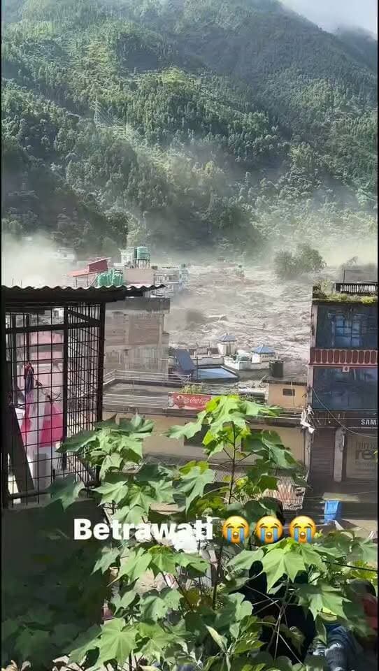 नेपाल में तबाही का मंजर 😭नेपाल के रसुवा जिले में टिमुरे बाजार और आसपास के क्षेत्रों में आई भीषण अचानक बाढ़ से भारी तबाही की खबर है। 26 अगस्त 2026 को तिब्बत की ओर से आए तेज सैलाब से भोटेकोशी नदी उफान पर आ गई। टिमुरे बाजार, स्याफ्रुबेसी और रसुवागढ़ी क्षेत्र में दुकानें, वाहन, पुल और सड़कें बुरी तरह प्रभावित हुए हैं।
