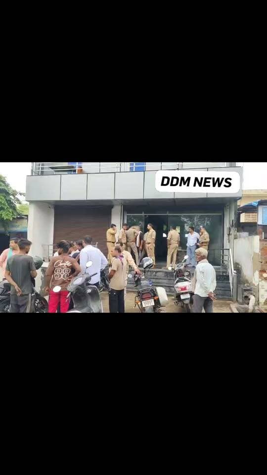 आगरा SD लवानिया होटल में युवक की संदिग्ध हालात में मौत, पुलिस जांच में जुटी
आगरा। ग्वालियर रोड स्थित एसडी लवानिया होम स्टे एंड रेस्टोरेंट में एक युवक की संदिग्ध हालात में मौत का मामला सामने आया है। सूचना पर पुलिस मौके पर पहुंची और जांच शुरू की।
प्रत्यक्षदर्शियों के अनुसार होटल के बाहर भीड़ जमा हो गई और पुलिस ने कमरे को कब्जे में लेकर शव को पोस्टमार्टम के लिए भेज दिया है। मौत के कारणों का अभी पता नहीं चल पाया है।
बताया जा रहा है कि युवक इरादतनगर क्षेत्र के सिकंदरपुर का रहने वाला था। पुलिस सभी पहलुओं से मामले की जांच कर रही है।
फिलहाल पुलिस ने होटल स्टाफ से पूछताछ शुरू कर दी है और सीसीटीवी फुटेज खंगाले जा रहे हैं। पोस्टमार्टम रिपोर्ट के बाद ही मौत की असली वजह साफ होगी।
#Agra #AgraBreaking #GwaliorRoad #Hotel #DDMNews