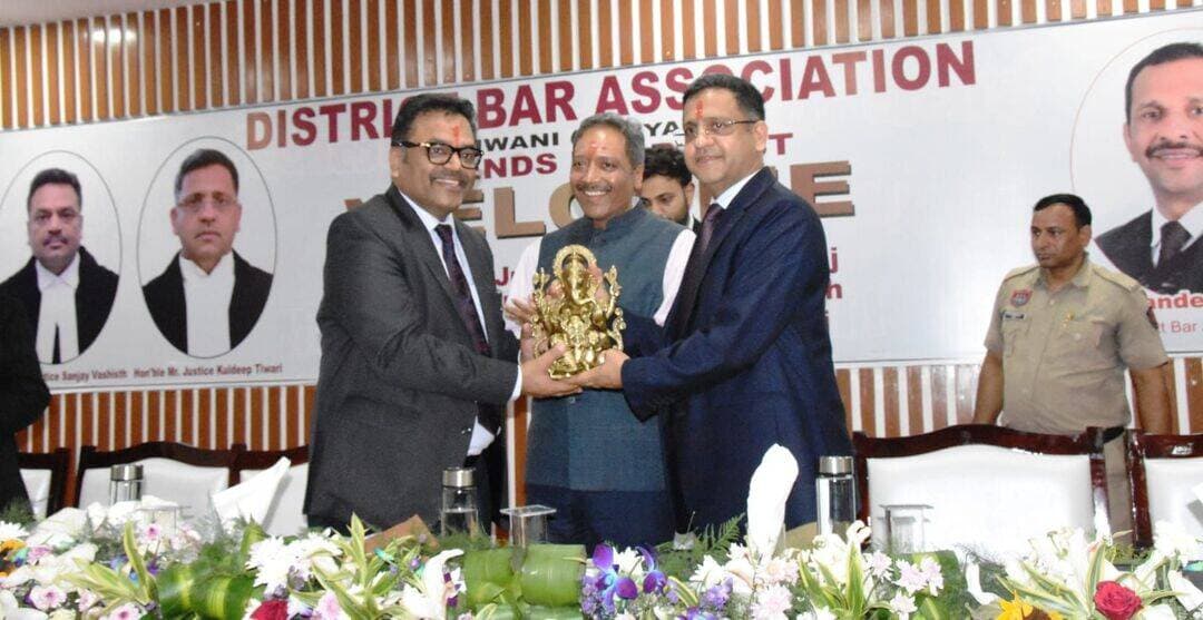 गांव कुड़ल से संबंध रखने वाले न्यायाधीश विनोद भारद्वाज और गांव हेतमपुरावासी न्यायाधीश संजय वशिष्ठ ने भिवानी बार से किए अपने संस्मरण सांझा
न्यायाधीश विनोद भारद्वाज, न्यायाधीश संजय वशिष्ठ और भिवानी के प्रशासनिक जज न्यायाधीश कुलदीप तिवारी ने किया भिवानी न्यायिक परिसर का निरीक्षण
भिवानी, 26 अगस्त। पंजाब एवं हरियाणा उच्च न्यायालय के माननीय न्यायाधीश विनोद भारद्वाज, न्यायाधीश संजय वशिष्ठ और भिवानी के प्रशासनिक जज न्यायाधीश कुलदीप तिवारी बुधवार को भिवानी न्यायिक परिसर में पहुंचे। इस दौरान जिला एवं सत्र न्यायाधीश डॉ. गगनदीप कौर सिंह सहित भिवानी के अन्य न्यायिक अधिकारियों व बार एसोसिएशन के प्रधान संदीप तंवर सहित बार सदस्यों ने माननीय न्यायाधीशों का स्वागत किया। बार के सभागार में माननीय न्यायाधीशों के सम्मान में एक कार्यक्रम आयोजन किया गया। भिवानी के गांव कुड़ल से संबंध रखने वाले न्यायाधीश विनोद भारद्वाज और गांव हेतमपुरावासी न्यायाधीश संजय वशिष्ठ ने भिवानी बार के अपने संस्मरण सांझा किए। वहीं दूसरी ओर माननीय न्यायाधीशों ने लाइब्रेरी सहित न्यायिक परिसर का निरीक्षण किया। इस दौरान डीसी साहिल गुप्ता, एसएसपी सुमित कुमार और एसडीएम महेश कुमार भी मौजूद रहे।
बार रूम में अधिवक्ताओं को संबोधित करते हुए माननीय न्यायाधीश विनोद भारद्वाज ने कहा कि उनकी जन्म भूमि भी जिला भिवानी का गांव कुड़ल है और उन्होंने इसी भिवानी बार में प्रैक्टिस की है। उन्होंने जमीनी स्तर से अपने पेशे की शुरुआत की। उनको अच्छी तरह याद है कि उन्होंने पहले मुकदमे की फीस मात्र 1500 रुपए ली थी। आज जो उनके पास है, वह उसी की बरकत है। उन्होंने कहा कि अपने वरिष्ठï अधिवक्ताओं से बहुत कुछ सीखने को मिला। आज भी उनको बहुत कुछ याद आ रहा है।
बार रूम में अधिवक्ताओं को संबोधित करते हुए न्यायाधीश संजय वशिष्ठ ने कहा कि उनका पैतृक गांव हेतमपुरा व कर्मभूमि भिवानी बार है, ऐसे में वे बार में नहीं बल्कि एक परिवार में आए हैं। कार्यक्रम में उनके पिता वरिष्ठ अधिवक्ता गोपीराम वशिष्ठ भी मौजूद थे। न्यायाधीश संजय वशिष्ठ ने उनके सम्मान में दी गई पगड़ी को अपने पिता को पहनाई। न्यायाधीश श्री वशिष्ठ ने कहा कि उन्होंने जो कुछ भी सीखा है, वह यहीं से सीखा है। उन्होंने अपनी प्रैक्टिस की शुरुआत मात्र 1100 रुपए से की थी और फीस के पैसे अपनी मां के हाथों में दे दिए थे। उनकी मां ने वे पैसे गौशाला में दान कर दिए थे। उन्होंने युवा अधिवक्ताओं को प्रेरित करते हुए कहा कि वे कड़ी मेहनत करें। अपने काम पर ध्यान दें। वरिष्ठ अधिवक्ताओं के अनुभव से सीखें। उन्होंने कहा कि सबसे पहले अच्छा इंसान बनना जरूरी है।
भिवानी के प्रशासनिक जज न्यायाधीश कुलदीप तिवारी ने अपने संबोधन के दौरान जिला बार एसोसिएशन द्वारा रखी गई नए चैंबर, वाहन पार्किंग और फैमिली कोर्ट की स्थायी व्यवस्था बनाने की मांग पर हर संभव पूरा करवाने का आश्वासन दिया। उन्होंने कहा कि बार और बैंच का गहरा नाता होता है। दोनों ही महत्वपूर्ण कड़ी हैं। उन्होंने कहा कि अधिवक्ताओं को चाहिए कि वे जरूरतमंदों की अधिक से अधिक मदद करें। वकालत एक समाजसेवा भी है।
वहीं दूसरी ओर बार एसोसिएशन के प्रधान संदीप तंवर ने माननीय न्यायधीशों को स्वागत किया और बार से संबंधित विभिन्न मांगें रखी। उन्होंने बार के पदाधिकारियों के साथ न्यायाधीशों को बुक्के भेंटकर स्वागत किया और स्मृति चिन्ह भेंट किए। न्यायिक परिसर के निरीक्षण के दौरान डीएलएस के सचिव एवं सीजेएम पवन कुमार ने माननीय न्यायाधीशों को भिवानी में डीएलएसए की गतिविधियों के बारे में विस्तार से जानकारी दी। इस दौरान भिवानी के न्यायिक अधिकारी, जिला बार एसोसिएशन के सभी पदाधिकारी, वरिष्ठ और युवा अधिवक्ता मौजूद रहे।