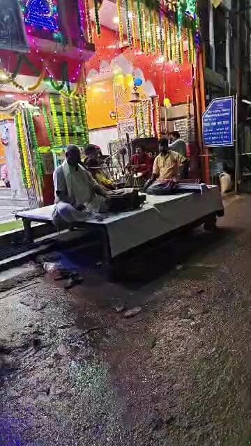 महाबीर मंदिर संग्रामपुर प्रांगण में संध्या 7 बजे से झूलन किया जा रहा है और भंडारा औरकीर्तन भजन किया जा रहा है
हर हर महादेव 🙏🤗🚩
#live
#fightagainstcoronavirus
#vairalvideo
#todaybestphotochallenge