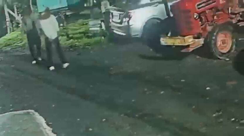 भोपाल कजलीखेड़ा थाना क्षेत्र में दो बदमाशों ने की फायरिंग, इलाके में दहशत
फरियादी का आरोप- पुलिस ने थाने से भगाया, FIR दर्ज नहीं की
घटना रात करीब 3 बजे की
फायरिंग के बाद इलाके में दहशत का माहौल
फरियादी अजय बैरागी शिकायत लेकर कजलीखेड़ा थाने पहुंचा
फरयादी का आरोप,पुलिस ने उसकी शिकायत पर तत्काल FIR दर्ज करने के बजाय उसे थाने से वापस भेजा
फरियादी बोला थाना प्रभारी ने उससे कहा कि रात में डिस्टर्ब मत करो और दोपहर 12 बजे थाने आना
पुलिस की कार्यप्रणाली और घटना के बाद कार्रवाई नहीं किए जाने को लेकर उठ रहे सवाल
फायरिंग करते हुए वीडियो आया सामने