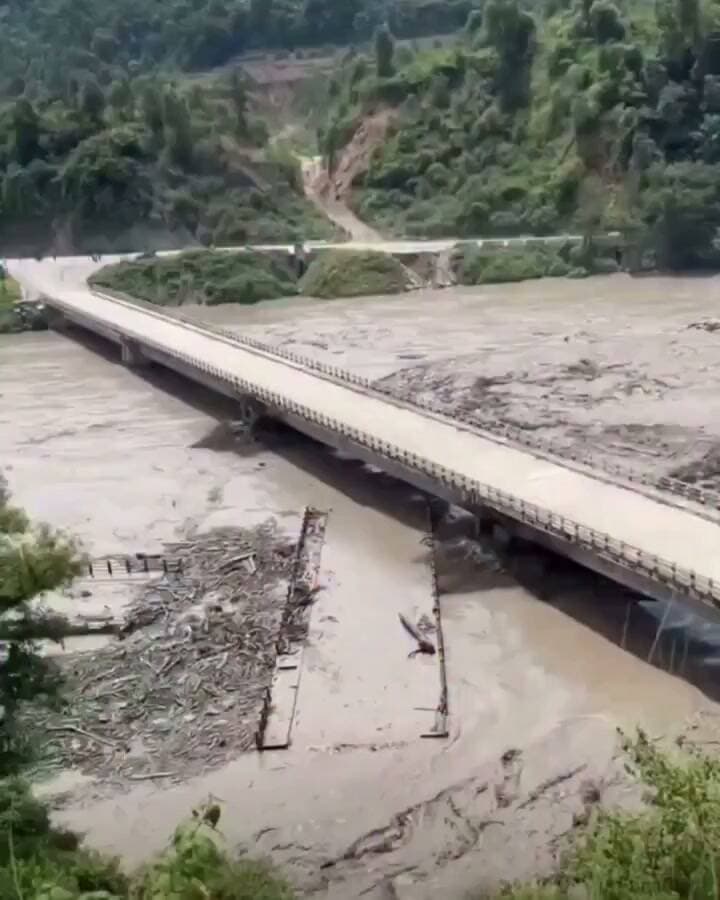 चीन के तिब्बत से आई अचानक बाढ़ ने नेपाल के रसुवा जिले में भारी तबाही मचाई है....भोटेकोशी नदी का पानी अचानक बढ़ने से टिमुरे और स्याब्रुबेसी इलाके के कई घरों, बाजारों और दूसरी संपत्तियों को भारी नुकसान पहुंचा है....8 लोगों की मौत,142 भारतीय सहित 251 विदेशी पर्यटकों के लापता होने की सूचना है.... नेपाल की स्थिति ने बिहार की चिंता बढ़ा दी है...8 बॉर्डर से लगे जिलों में हाई अलर्ट जारी हुआ है....