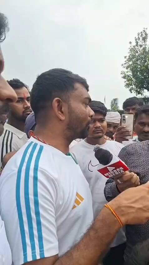 पोल खोलो अभियान | 24 घंटे के अल्टीमेटम पर डुमरी विधायक का जवाब
“24 घंटे का अल्टीमेटम देकर हमें डराने की कोशिश मत कीजिए। हम जनता की आवाज़ हैं और जनता के हक़ की लड़ाई से पीछे हटने वाले नहीं हैं।
जिसे जो कार्रवाई करनी है, कानून के दायरे में करे। लेकिन दबाव, धमकी और अल्टीमेटम से न हम डरेंगे, न झुकेंगे।
पोल खोलो अभियान जारी रहेगा—सच सामने आएगा और जनता के सामने हर बात का जवाब देना होगा।”
— डुमरी विधायक जयराम महतो
#ViralVideo #ViralShorts #ViralPhoto #ChandrakantSrivastava #PNANewsIndia
#BreakingNews #LatestNews #TrendingNews #NewsUpdate #IndiaNews