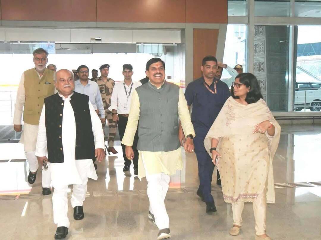 मुख्यमंत्री डॉ. यादव अल्प प्रवास पर ग्वालियर आए
विमानतल पर हुआ आत्मीय स्वागत
मुख्यमंत्री डॉ. मोहन यादव का अल्प प्रवास (ट्रांजिट विजिट) पर बुधवार को ग्वालियर आगमन हुआ। मुख्यमंत्री डॉ. यादव वायु मार्ग द्वारा अपरान्ह लगभग 2.15 बजे विधानसभा अध्यक्ष श्री नरेन्द्र सिंह तोमर और पंचायत एवं ग्रामीण विकास मंत्री श्री प्रहलाद पटेल के साथ राजमाता विजयाराजे सिंधिया विमानतल पधारे।
विमानतल से मुख्यमंत्री डॉ. यादव ने विधानसभा अध्यक्ष श्री तोमर एवं पंचायत व ग्रामीण विकास मंत्री श्री पटेल के साथ हैलीकॉप्टर द्वारा मालनपुर जिला भिण्ड के लिये प्रस्थान किया। मालनपुर में गोदरेज इंडस्ट्रीज की चौथी इकाई का शुभारंभ करने के बाद मुख्यमंत्री डॉ. यादव अपरान्ह लगभग 4.30 बजे वापस ग्वालियर विमानतल पहुँचे। ग्वालियर एयर टर्मिनल पर जिले की लाड़ली बहनाओं से राखी बंधवाने के बाद मुख्यमंत्री ने विमान द्वारा इंदौर के लिये प्रस्थान किया।
विमानतल पर कुक्कुट विकास निगम के अध्यक्ष श्री केशव सिंह बघेल, जीडीए के अध्यक्ष श्री मधुसूदन सिंह भदौरिया, महर्षि पतंजलि बोर्ड के अध्यक्ष श्री कौशल शर्मा, नगर निगम सभापति श्री मनोज तोमर, भाजपा जिला अध्यक्ष ग्रामीण श्री प्रेम सिंह राजपूत सहित अन्य जनप्रतिनिधिगणों ने मुख्यमंत्री का स्वागत किया।
इस अवसर पर संभागीय आयुक्त श्री मनोज खत्री, प्रभारी पुलिस महानिरीक्षक श्री असित यादव, कलेक्टर श्रीमती रुचिका चौहान, वरिष्ठ पुलिस अधीक्षक श्री धर्मवीर सिंह, नगर निगम आयुक्त श्री अभिषेक चौधरी, एडीएम श्री सी बी प्रसाद सहित अन्य संबंधित अधिकारी एवं सर्वश्री अनिल सांखला, दीपक शर्मा, विनय जैन, जितेन्द्र गुर्जर राजू पलैया सहित अन्य जनप्रतिनिधिगण एवं मौजूद थे।
#gwalior
#gwaliorairport
#cmgwaliorvisit
Collector Office Gwalior
CM Madhya Pradesh