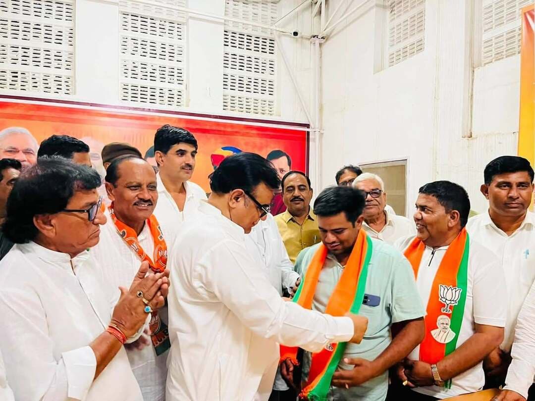 आज भाजपा कार्यालय, नोखा में वरिष्ठ समाजसेवी एवं पूर्व पार्षद श्री दामोदर जी सुथार, निवर्तमान पार्षद श्री बजरंग जी सुथार, निवर्तमान पार्षद श्री देवजी जोशी एवं श्री महेंद्र जी सुथार का भारतीय जनता पार्टी के प्रदेश उपाध्यक्ष एवं पूर्व विधायक श्री बिहारी लाल बिश्नोई ने दुपट्टा पहनाकर स्वागत किया।
इस अवसर पर प्रदेश उपाध्यक्ष श्री बिहारी लाल बिश्नोई ने सर्व समाज से एकजुट होकर आगामी निकाय चुनाव में भारतीय जनता पार्टी को विजयी बनाने की अपील की।
कार्यक्रम में चुनाव समिति के संयोजक श्री सूरजमल उपाध्याय, पूर्व पालिका अध्यक्ष श्रीनिवास झंवर, पूर्व अध्यक्ष श्री शंकरलाल सोनी, शहर मंडल अध्यक्ष श्री गंगाराम पारिक, श्री मोहनलाल राठी, पूर्व पालिकाध्यक्ष श्री निर्मल भूरा, श्री रोहित चोरड़िया, पांचू पूर्व मंडल अध्यक्ष श्री ओमप्रकाश सुथार, श्री पुखराज सुथार, श्री आसाकरण भट्टड़ ,श्री महावीर मूंधड़ा एवं श्री नरेंद्र चौहान महेंद्र संचेती श्री बाबूलाल जैन सहित अनेक कार्यकर्ता एवं पदाधिकारी उपस्थित रहे।