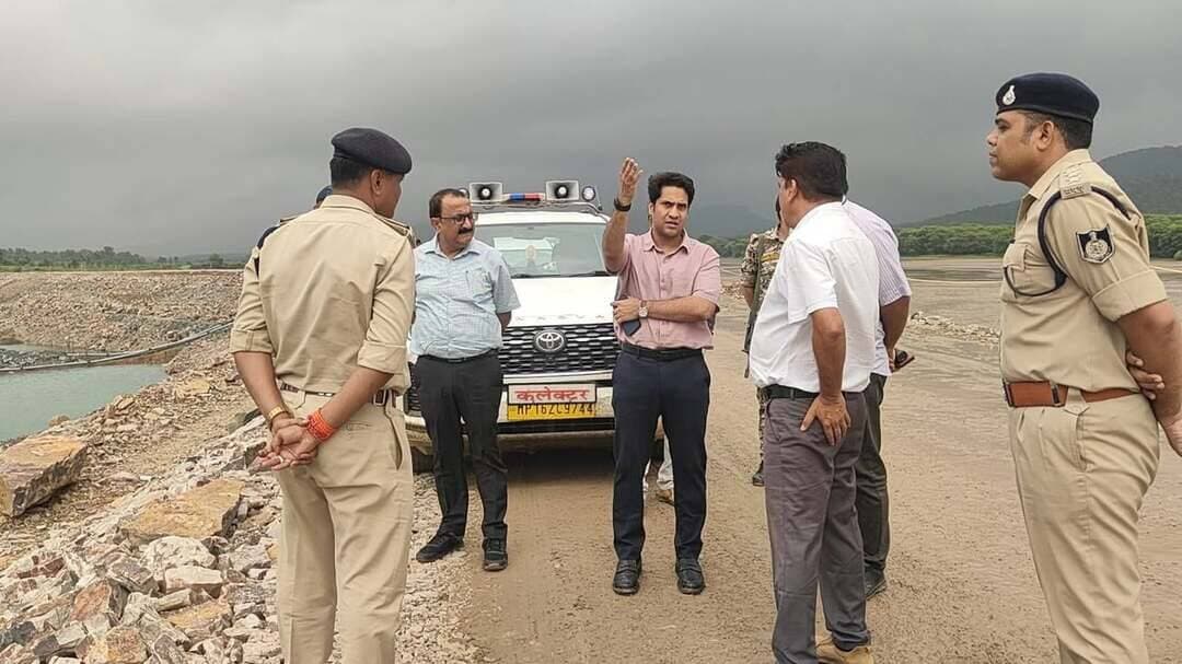 कलेक्टर ने ग्राम ढोढ़न, पलकौन्हा में तीन घंटे तक की जमीन पर बैठकर जनसुनवाई की
विस्थापित परिवारों की व्यथा और पीड़ा सुनी, निराकरण के अधिकारियों को दिए निर्देश
पुनर्वास राशि का दुरुपयोग न हो, मकान बनाकर यथा शीघ्र शिफ्ट हों
कलेक्टर ने मुआवजा प्राप्त परिवारों से अन्य स्थान पर बसने की अपील की
विफल हुए बैंक भुगतान की राशि शीघ्र जारी होगी
कैम्प लगाकर प्राप्त आवेदनों को नियमानुसार अधिकारियों द्वारा पात्र किया जा रहा है
पुनर्वास स्थल पर जमीन चिन्हित कर प्रशासन संवेदशीलता के साथ कर रहा है आधारभूत सुविधाओं का विकास
महिला बाल विकास अधिकारी को 48 घंटे में आंगनबाड़ी निर्माण प्रारंभ करने के कलेक्टर ने दिए निर्देश
पात्र हितग्राहियों को ही मिलेगा पुनर्वास पैकेज
---------
छतरपुर केन-बेतवा लिंक परियोजना अंतर्गत प्रभावित ग्राम ढोढ़न और पलकौन्हा में लगाए गए शिविर का फॉलोअप लेने के लिए बुधवार को कलेक्टर मृणाल मीना ने ग्रामीणों के बीच बैठकर करीब तीन घंटे तक जनसुनवाई की और प्रत्येक ग्रामीण की व्यथा, पीड़ा और समस्याओं को एक-एक कर सुना। इस दौरान पुलिस अधीक्षक रजत सकलेचा, जिला पंचायत सीईओ नमः शिवाय अरजरिया, एसडीएम विजय द्विवेदी सहित राजस्व, स्वास्थ्य, शिक्षा एवं अन्य विभागों के अधिकारी उपस्थित रहे।
शिविर में प्राप्त हुए आवेदन में जो पात्र है उनका मुआवजा प्रक्रियाधीन है, उन्हें राशि मिलेगी
कलेक्टर ने अधिकारियों को निर्देश दिए कि जिन हितग्राहियों के बैंक खातों में मुआवजा राशि का भुगतान विफल हुआ है, उनके बैंक खाते संबंधी विवरण शीघ्र ही अपडेट कर पुनः भुगतान की प्रक्रिया पूरी की जाएगी। उन्होंने कहा कि ऐसे हितग्राही परेशान न हों, पात्र हितग्राहियों के खातों में राशि शीघ्र पहुंचाई जाएगी। शिविरों के माध्यम से प्राप्त आवेदनों में पात्र हितग्राहियों के पुनर्वास पैकेज की राशि भी नियमानुसार प्रक्रियाधीन है।
जिन विस्थापित लोगों के पास आयु संबधी दस्तावेज नहीं है। उनकी आयु निर्धारण के लिए लगातार जिला अस्पताल में मेडिकल परीक्षण किया जा रहा है।आयु संबंधी संदेह वाले व्यक्तियों का अगर कभी स्कूल में दाखिला नहीं हुआ तो विशेष रूप से उनका मेडिकल परीक्षण जिला अस्पताल में कराया जा रहा है। डॉक्टर की मेडिकल रिपोर्ट प्राप्त होने के बाद नियमानुसार आयु का निर्धारण किया जाएगा और पात्र व्यक्तियों को ही पुनर्वास पैकेज का लाभ मिलेगा।
पुनर्वास राशि का सदुपयोग कर मकान निर्माण शुरू करें
कलेक्टर ने ग्रामीणों से अपील की कि जिन परिवारों को मुआवजा एवं पुनर्वास राशि प्राप्त हो चुकी है, वे राशि का सदुपयोग करते हुए प्राथमिकता से अपने मकान का निर्माण शुरू करें। उन्होंने कहा कि राशि का दुरुपयोग न करें। जिन परिवारों के मकान बन चुके हैं, वे बिना किसी भ्रम के स्वेच्छा से विस्थापित ग्राम से अन्य स्थान पर शिफ्ट हो जाएं। उन्होंने स्पष्ट किया कि पुनर्वास पैकेज की राशि निर्धारित नियम एवं प्रक्रिया के अनुसार पात्र हितग्राहियों को ही दी जाएगी।
सामूहिक बसाहट के लिए प्रशासन ग्रामीणों को जमीन चिन्हित कर प्रदाय करेगा
कलेक्टर ने कहा कि यदि प्रभावित ग्रामों के लोग एक स्थान पर एक साथ बसना चाहते हैं तो प्रशासन द्वारा संवेदनशीलता दिखाते हुए उपयुक्त जमीन चिन्हित कर जमीन उपलब्ध कराने में सहयोग किया जाएगा। उन्होंने करौंदिया में मकान निर्माण के लिए आवंटित जमीन पर समय पर मकान निर्माण शुरू करने को कहा।
करौंदिया में मूलभूत सुविधाएं उपलब्ध कराने कार्य जारी
कलेक्टर ने बताया कि करौंदिया में मकान निर्माण के लिए भूमि उपलब्ध कराने के साथ महिला एवं बाल विकास अधिकारी को 48 घंटे के भीतर अस्थायी आंगनवाड़ी निर्माण शुरू करने के निर्देश दिए गए। साथ ही स्वास्थ्य एवं विद्युत सुविधाएं उपलब्ध कराई जा रही हैं। शैक्षणिक गतिविधियां भी शुरू की जाएंगी। सड़कों की मरम्मत का कार्य किया गया है तथा वर्तमान में बोरवेल और हैंडपंप के माध्यम से पेयजल की व्यवस्था की गई है। उन्होंने अधिकारियों को प्रत्येक घर को जल जीवन मिशन से जोड़ने के लिए सर्वे कराने के निर्देश दिए।
धार्मिक स्थलों को भी किया पूरी रीति रिवाज के साथ शिफ्ट किया जाएगा
कलेक्टर ने ग्रामीण को बताया कि विस्थापित ग्रामों के जो धार्मिक स्थल हैं उन स्थलों एवं मूर्तियों को सांस्कृतिक एवं धार्मिक रीति रिवाज के साथ जहां ग्रामीण एक साथ बसाहट में अपने घर बनाएं वहां शिफ्ट किया जाएगा।
कलेक्टर ने डैम साइट का भी निरीक्षण कर निर्माण कार्य कर रही एनसीसी कंपनी के अधिकारियों को डैम साइट की सुरक्षा संबंधी आवश्यक दिशा निर्देश दिए।