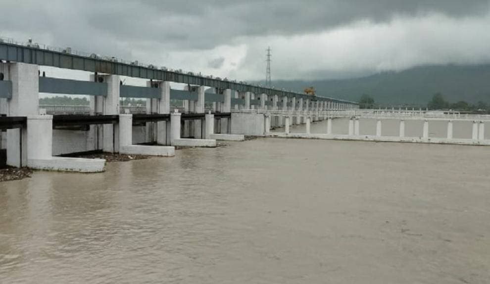 नेपाल में तबाही के बाद बिहार में बाढ़ का खतरा, छह जिलों में हाई अलर्ट
पटना। नेपाल के ऊपरी जलग्रहण क्षेत्रों में अचानक आई भीषण बाढ़ के बाद बिहार में भी बाढ़ का खतरा बढ़ गया है। गंडक नदी के जलस्तर में अचानक वृद्धि की आशंका को देखते हुए राज्य सरकार ने हाई अलर्ट जारी कर दिया है। मुख्यमंत्री ने अधिकारियों के साथ उच्चस्तरीय समीक्षा बैठक कर संवेदनशील इलाकों में पूरी तैयारी रखने और तटबंधों की लगातार निगरानी के निर्देश दिए हैं।
सबसे अधिक सतर्कता पश्चिमी चंपारण, पूर्वी चंपारण, गोपालगंज, सारण, मुजफ्फरपुर और वैशाली जिलों में बरती जा रही है। प्रशासन को निचले इलाकों पर विशेष नजर रखने और जरूरत पड़ने पर लोगों को सुरक्षित स्थानों पर पहुंचाने के लिए तैयार रहने को कहा गया है।
एहतियात के तौर पर वाल्मीकिनगर गंडक बराज के सभी 36 फाटक खोल दिए गए हैं। बराज पर तकनीकी टीम तैनात की गई है और गंडक नदी बेसिन के सभी संबंधित जिलों को चेतावनी जारी की गई है।
संभावित खतरे को देखते हुए NDRF और SDRF की टीमें भी सक्रिय की जा रही हैं। अधिकारियों को 24 घंटे निगरानी रखने के निर्देश दिए गए हैं। जल संसाधन मंत्री ने लोगों से घबराने के बजाय सतर्क रहने की अपील की है। फिलहाल प्रशासन की प्राथमिकता किसी भी संभावित बाढ़ की स्थिति में जान-माल की क्षति को रोकना है।
