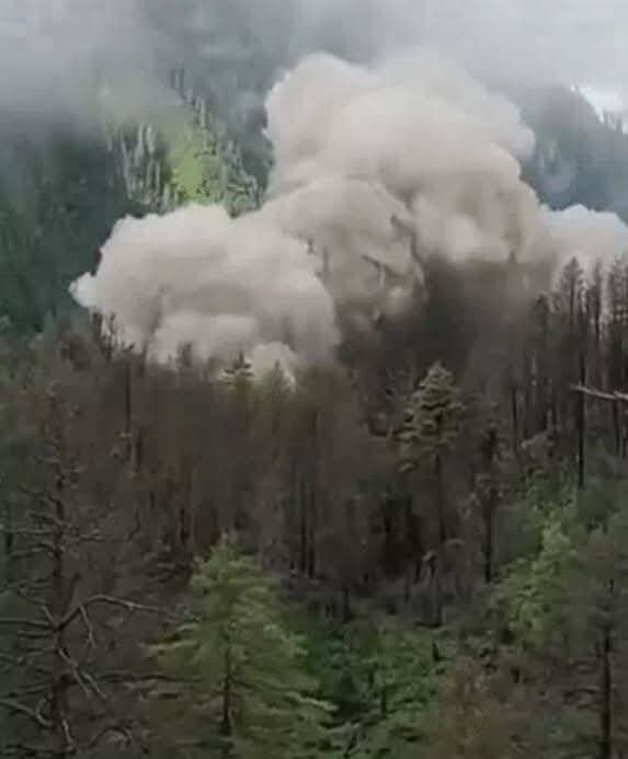 नेपाल-तिब्बत सीमा पर भीषण बाढ़, 105 भारतीयों समेत 384 यात्री लापता
काठमांडू। नेपाल-तिब्बत सीमा से लगे रसुवा जिले में बुधवार को भोटेकोशी नदी में अचानक आई भीषण बाढ़ ने भारी तबाही मचा दी। बाढ़ और मलबे की चपेट में आने से कई लोगों की मौत हुई है, जबकि बड़ी संख्या में लोग लापता हैं। शुरुआती रिपोर्टों में मृतकों की संख्या 31 बताई गई थी, लेकिन बाद की रिपोर्टों में यह आंकड़ा बढ़कर 95 तक पहुंचने की सूचना है।
इस आपदा के बाद 105 भारतीयों समेत 384 यात्रियों से संपर्क टूटने की जानकारी सामने आई है। नेपाल पर्यटन बोर्ड के अनुसार लापता यात्रियों में 291 विदेशी नागरिक और 93 नेपाली नागरिक शामिल हैं। इनमें बड़ी संख्या में श्रद्धालु कैलाश-मानसरोवर यात्रा के लिए तिब्बत की ओर जा रहे थे।
अचानक आई बाढ़ ने सड़क, पुल और अन्य बुनियादी ढांचे को बुरी तरह क्षतिग्रस्त कर दिया है। कई इलाकों में संपर्क व्यवस्था बाधित होने से राहत और बचाव अभियान में मुश्किलें आ रही हैं। नेपाल सेना और सुरक्षा एजेंसियां हेलीकॉप्टर तथा अन्य संसाधनों की मदद से लापता लोगों की तलाश में जुटी हैं। अधिकारियों ने प्रभावित इलाकों में लोगों को सतर्क रहने की अपील की है।
भारत सरकार भी नेपाल के अधिकारियों के संपर्क में है और लापता भारतीय नागरिकों की जानकारी जुटाने के साथ राहत एवं बचाव प्रयासों में सहयोग कर रही है। आंकड़े लगातार अपडेट हो रहे हैं, इसलिए मृतकों और लापता लोगों की संख्या में बदलाव संभव है।