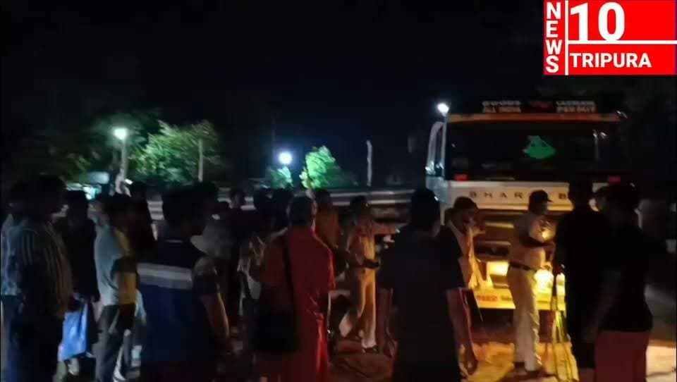 উদয়পুর অমর সাগর দক্ষিণ পাড় জাতীয় সড়কে মালবাহী পাইপ লাইনের গাড়ি মাঝ রাস্তায় ঘুরাতে গিয়ে মহাবিপত্তি । বন্ধ হয়ে পড়েছে উদয়পুর - সাব্রুম জাতীয় সড়ক ।
ঘটনাস্থলে নামানো হয়েছে ট্রাফিক পুলিশ । ব্যাপক যানজটের সৃষ্টি গোটা জাতীয় সড়কজুড়ে।