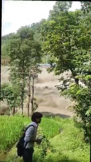 नेपाल में हाल ही में आई अचानक बाढ़ (Flash Flood) और भूस्खलन (Landslide) की स्थिति वाकई बेहद भयावह और डरावनी है।
पहाड़ी इलाकों में अचानक आने वाले मलबे और पानी के तेज बहाव के सामने संभलने का एक पल भी मौका नहीं मिलता। ऐसे मंजर के बीच से सुरक्षित बच निकलना किसी चमत्कार से कम नहीं है।
पहाड़ी और बाढ़ प्रभावित क्षेत्रों में ध्यान रखने योग्य मुख्य सावधानियां:
नदी-नालों से दूरी: भारी बारिश के दौरान उफान पर चल रही नदियों, नालों या कमजोर किनारों के पास जाने से बचें।
सचेत रहें: पहाड़ों से पत्थर गिरने या अचानक पानी का स्तर बढ़ने के संकेतों को देखते ही तुरंत सुरक्षित और ऊंचाई वाले स्थानों की ओर जाएं।
मौसम और प्रशासनिक अलर्ट: यात्रा से पहले स्थानीय मौसम विभाग और प्रशासन द्वारा जारी आपदा अलर्ट का पालन करें।
#NepalFlood