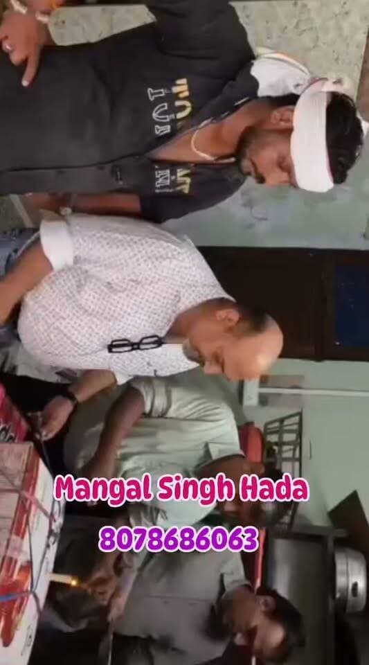 राखी से पहले कोटा में मिठाई के खेल का भंडाफोड़!
कोटा। रक्षाबंधन के त्योहार से पहले खाद्य सुरक्षा विभाग ने मिलावटखोरों पर बड़ी कार्रवाई करते हुए शहर में करीब 2 दर्जन मिठाई की दुकानों पर छापेमारी की। कार्रवाई के दौरान 560 किलो संदिग्ध मिल्क केक सीज किया गया, जबकि अलग-अलग दुकानों से 22 सैंपल जांच के लिए लिए गए हैं।
त्योहारी सीजन में मिठाइयों की बढ़ती मांग के बीच हुई इस कार्रवाई से मिठाई कारोबारियों में हड़कंप मच गया। अधिकारियों ने मिल्क केक समेत अन्य खाद्य पदार्थों की गुणवत्ता की जांच की और संदिग्ध पाए गए माल को मौके पर ही जब्त कर लिया।
अब इन सभी सैंपलों को लैब जांच के लिए भेजा गया है। लैब रिपोर्ट सामने आने के बाद ही साफ होगा कि मिठाइयों में वास्तव में कितनी मिलावट थी और नियमों का उल्लंघन हुआ या नहीं।
खाद्य सुरक्षा विभाग की इस कार्रवाई ने त्योहार से पहले उपभोक्ताओं को भी सतर्क कर दिया है। विभाग का कहना है कि मिलावट के खिलाफ अभियान आगे भी जारी रहेगा।
अब सवाल यही—राखी की मिठास में कहीं मिलावट का कड़वा खेल तो नहीं? लैब रिपोर्ट के बाद खुलेगा पूरा राज।
#Kota #रक्षाबंधन #मिलावट #मिलावटी_मिठाई #FoodSafety #MilkCake #BreakingNews