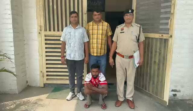 पानीपत पुलिस
26 अगस्त 2026
*हेरोइन तस्करी मामले में सप्लायर पंजाब से गिरफ्तार*
पानीपत, 26 अगस्त ( ) सीआईए-टू पुलिस टीम ने 15.51ग्राम हेरोइन तस्करी के मामले में सप्लायर को पंजाब से गिरफ्तार किया। आरोपी की पहचान अमृतसर के धारड़ गांव निवासी महकप्रीत उर्फ राजा के रूप में हुई है। पुलिस ने आरोपी को अमृतसर के टांगरा से गिरफ्तार कर बुधवार को माननीय न्यायालय में पेश किया जहां से उसे एक दिन के पुलिस रिमांड पर लिया गया।
सीआईए टू प्रभारी सब इंस्पेक्टर अनिल पवार ने बताया कि उनकी टीम टीम ने बीते रविवार को रिफाइनरी रोड पर एचएसआईडीसी के पास अमृतसर के धारड गांव निवासी सन्नीप्रीत सिंह को 15.51 ग्राम हेरोइन के साथ गिरफ्तार किया था। पूछताछ में आरोपी सन्नीप्रीत ने बताया था वह नशा करने का आदी है। नशे की लत पूरी करने और शॉर्टकट तरीके से पैसे कमाने के लिए अपने गांव के महकप्रीत उर्फ राजा से कम कीमत पर हेरोइन खरीदकर लाना स्वीकारा था।
पूछताछ में आरोपी ने बताया था वह करीब 10 दिन पहले महकप्रीत से 30 ग्राम हेरोइन कम कीमत पर खरीदकर लाया था। जिसमें से उसने कुछ हेरोइन अज्ञात नशा करने वालों को बेच दी। बची 15.51 ग्राम हेरोइन लेकर वह रविवार को रिफाइनरी के पास ग्राहक की तलाश में घूम रहा था। थाना सदर में एनडीपीएस एक्ट के तहत अभियोग दर्ज कर पुलिस ने सोमवार को आरोपी सन्नी को माननीय न्यायालय में पेश कर जहा से उसे 4 दिन के पुलिस रिमांड पर लिया था।
प्रभारी सब इंस्पेक्टर अनिल पवार ने बताया कि पुलिस टीम ने मंगलवार को पंजाब के अमृतसर के टांगरा में दबिश देकर आरोपी महकप्रीत को गिरफ्तार किया। पूछताछ में आरोपी ने सन्नीप्रीत को 30 ग्राम हेरोइन बेचना स्वीकारा। पुलिस ने बुधवार को आरोपी महकप्रीत को माननीय न्यायालय मंे पेश किया जहा से उसे 1 दिन के पुलिस रिमांड पर लिया गया। रिमांड के दौरान पुलिस नशा तस्करी के नेटवर्क से जुड़े अन्य आरोपियों के ठिकानों का पता लगाकर उन्हें गिरफ्तार करने का प्रयास करेगी।