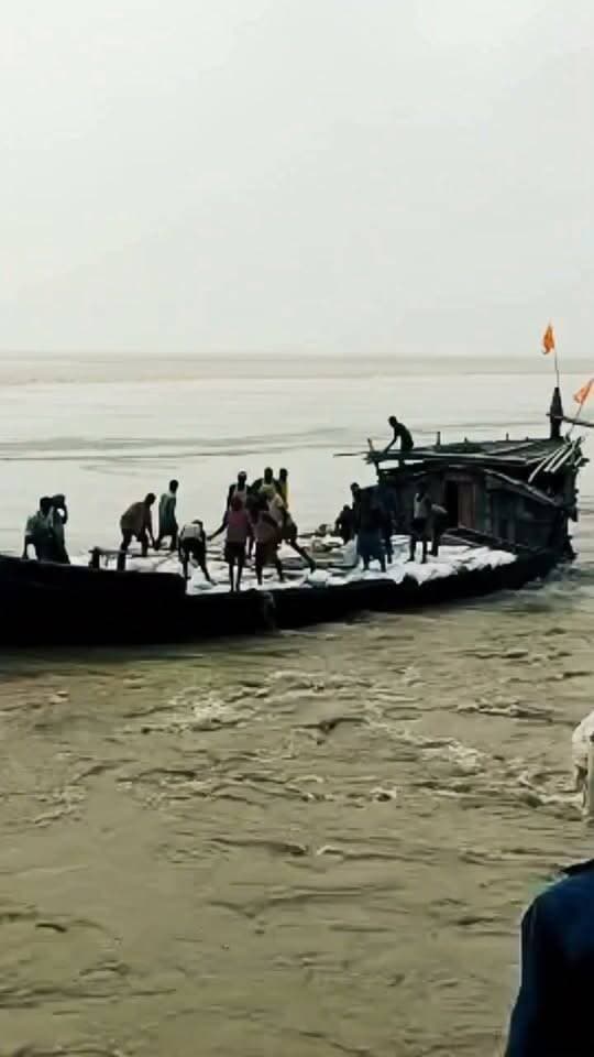 भागलपुर में अचानक आई बाढ़ के बीच बड़ा हादसा! 🌊
तेज बहाव में नाव पलटने से कई मजदूर पानी में दब गए। हालांकि, कई लोग किसी तरह तैरकर बाहर निकलने में कामयाब रहे।
नेपाल में आई बाढ़ के बाद बिहार के कई इलाकों में भी खतरा बढ़ता जा रहा है। ⚠️
#Bhagalpur #BhagalpurFlood #BiharFlood #BiharFloods #FloodAlert #NepalFlood #BiharNews #FloodNews #BhagalpurNews #FloodUpdate #BiharWeather #BoatAccident #BreakingNews #Bihar #FloodCrisis #BiharUpdate #FloodSituation