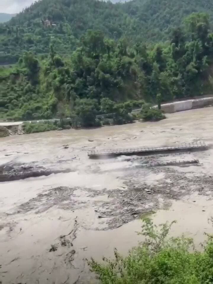 ये कोई फिल्मी सीन नहीं, नेपाल में आई बाढ़ से होने वाली तबाही का नज़ारा है, जो बेहद ख़ौफ़नाक मंजर दिख रहा है,एक के बाद एक पुल टकराकर बह गए।