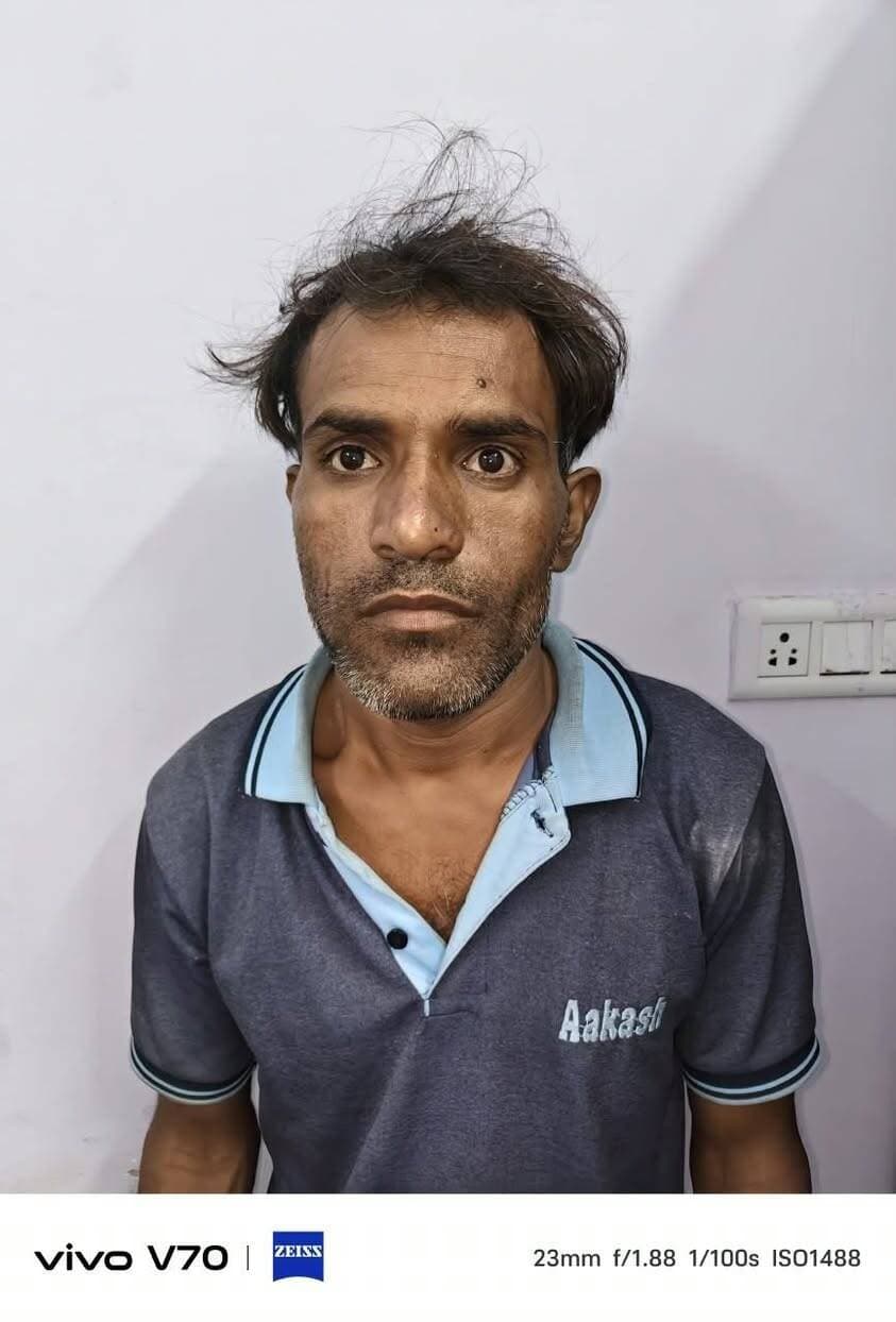 साइबर ठगी के खिलाफ गोगेल पुलिस की बड़ी कार्रवाई, तीन गिरफ्तार
अजमेर। साइबर अपराधियों के खिलाफ चलाए जा रहे विशेष ‘म्यूल हंटर’ अभियान के तहत अजमेर की गोगेल थाना पुलिस ने बड़ी कार्रवाई करते हुए तीन आरोपियों को गिरफ्तार किया है। पुलिस के अनुसार गिरफ्तार आरोपियों के खिलाफ देश के अलग-अलग राज्यों में साइबर पोर्टल 1930 पर 9 शिकायतें दर्ज हैं, जिनमें कुल 4 लाख 73 हजार 691 रुपए की साइबर ठगी सामने आई है।
पुलिस अधीक्षक हर्षवर्धन अग्रवाला के निर्देशन में चलाए जा रहे अभियान के तहत पुलिस ने साइबर अपराध में इस्तेमाल हो रहे बैंक खाताधारकों की पहचान कर कार्रवाई की। गोगेल थाना पुलिस ने तीन आरोपियों सेठाराम मीणा, रमेश सिंह रावत और मनीष मेघवाल को गिरफ्तार किया है। इनमें सेठाराम की उम्र 33 वर्ष, रमेश सिंह की 26 वर्ष और मनीष की 22 वर्ष बताई गई है।
पुलिस के मुताबिक साइबर ठग भोले-भाले लोगों को रुपए का लालच देकर उनके नाम से बैंक खाते खुलवाते थे। इसके बाद खाते और उसी नाम की सिम का इस्तेमाल साइबर ठगी में किया जाता था। ठग मोबाइल डाटा तक पहुंच बनाकर ओटीपी हासिल करते और खातों से ऑनलाइन रुपए ट्रांसफर कर लेते थे। ठगी की रकम खाते में आते ही उसे दूसरे खातों में ट्रांसफर कर दिया जाता था।
गोगेल थाना पुलिस ने मामले में बीएनएस और सूचना प्रौद्योगिकी अधिनियम की धाराओं में प्रकरण दर्ज कर जांच शुरू कर दी है। कार्रवाई में थाना गोगेल की विशेष टीम ने महत्वपूर्ण भूमिका निभाई। पुलिस अब आरोपियों से पूछताछ कर साइबर ठगी के नेटवर्क से जुड़े अन्य लोगों की जानकारी जुटा रही है।
Ajmer Police Rajasthan
