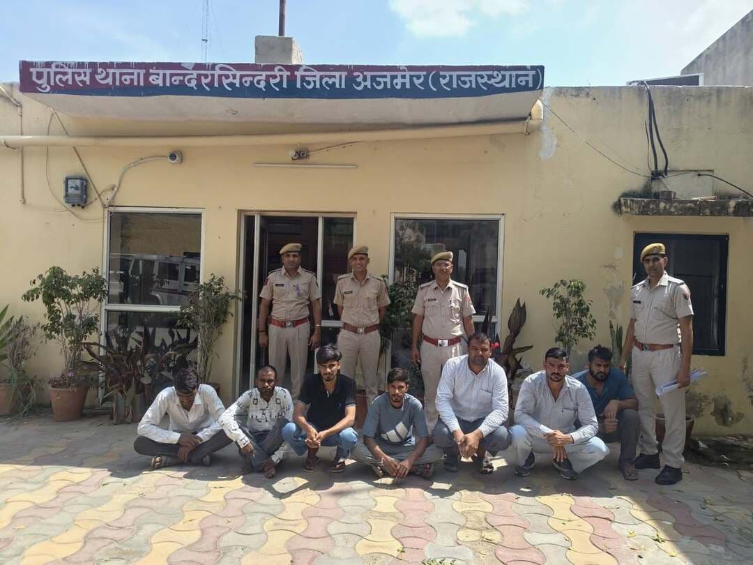 अजमेर में एरिया डोमिनेशन अभियान, 578 गिरफ्तार
अजमेर। अपराध नियंत्रण और कानून-व्यवस्था मजबूत करने के लिए अजमेर पुलिस ने 24 से 26 अगस्त तक तीन दिवसीय ‘एरिया डोमिनेशन’ अभियान चलाया। पुलिस अधीक्षक हर्षवर्धन अग्रवाला के निर्देशन में चलाए गए अभियान में 360 पुलिस टीमों ने कार्रवाई करते हुए कुल 578 लोगों को गिरफ्तार किया।
अभियान के दौरान 1242 पुलिसकर्मियों ने 1165 स्थानों पर सघन चेकिंग और दबिश दी। पुलिस ने टॉप-10 सक्रिय अपराधियों में से 6 को गिरफ्तार किया, जबकि 288 स्थायी एवं गिरफ्तारी वारंट भी तामील करवाए गए।
पुलिस के अनुसार आबकारी, जुआ, एनडीपीएस, आर्म्स और ईसी एक्ट के कुल 26 प्रकरण दर्ज कर 28 आरोपियों को गिरफ्तार किया गया। इसके अलावा वांछित आरोपियों के खिलाफ भी कार्रवाई की गई। अभियान के दौरान 58 हिस्ट्रीशीटर एवं हार्डकोर अपराधियों की चेकिंग के साथ 219 अन्य निरोधात्मक कार्रवाइयां की गईं।
पुलिस ने बताया कि अभियान के तहत विभिन्न थाना क्षेत्रों में अपराधियों और असामाजिक तत्वों पर प्रभावी अंकुश लगाने का प्रयास किया गया। अजमेर पुलिस ने भविष्य में भी इस तरह के सघन अभियान जारी रखने की बात कही है।
Ajmer Police Rajasthan