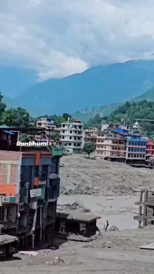 नेपाल में जल प्रलय से बड़े पैमाने पर तबाही और जनहानि की खबर अत्यंत हृदय विदारक है। भीषण प्राकृतिक आपदा की इस विकट घड़ी में प्रभावित परिवारों के प्रति हम सभी की गहरी संवेदनाएं हैं।
आदरणीय प्रधानमंत्री Narendra Modi जी के नेतृत्व में भारत सरकार अपने पड़ोसी देश में राहत एवं बचाव कार्यों में हर संभव मदद कर रही है।
ईश्वर से नेपाल में फंसे और लापता भारतीय सहित सभी नागरिकों की सुरक्षित घर वापसी तथा दिवंगत आत्माओं की चिर शांति की प्रार्थना करता हूं। 🙏
नदी के किनारे बसे लोग सतर्क रहे सुरक्षित रहे।