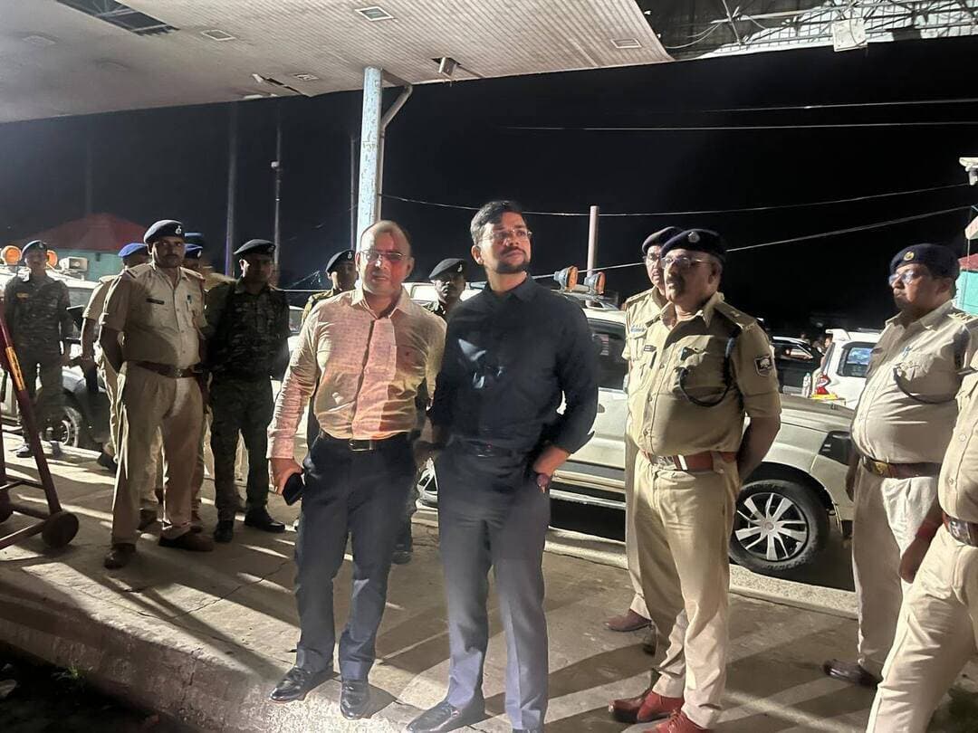 जिला पदाधिकारी, पूर्णिया एवं वरीय पुलिस अधीक्षक, पूर्णिया द्वारा दालकोला चेकपोस्ट का औचक निरीक्षण-
आज दिनांक-26.08.2026 को जिला पदाधिकारी, पूर्णिया द्वारा वरीय पुलिस अधीक्षक, पूर्णिया के साथ दालकोला चेकपोस्ट का संयुक्त रूप से औचक निरीक्षण किया गया। निरीक्षण के दौरान चेकपोस्ट पर तैनात कर्मियों की उपस्थिति, वाहनों की जाँच प्रक्रिया, राजस्व संग्रहण की व्यवस्था तथा सुरक्षा प्रबंधों का बारीकी से जायजा लिया गया।
निरीक्षण के क्रम में जिला पदाधिकारी एवं वरीय पुलिस अधीक्षक द्वारा संबंधित पदाधिकारियों एवं कर्मियों को आवश्यक दिशा-निर्देश दिए गए, जिनमें प्रमुख रूप से निम्नलिखित शामिल हैं :-
1. चेकपोस्ट पर 24 घंटे कर्मियों की उपस्थिति सुनिश्चित करने का निर्देश
2. वाहनों की गहन जाँच एवं दस्तावेजों के सत्यापन में किसी प्रकार की शिथिलता न बरतने की हिदायत
3. राजस्व संग्रहण में पारदर्शिता बनाए रखने का निर्देश
4. सीसीटीवी कैमरों एवं अन्य निगरानी उपकरणों की कार्यशीलता सुनिश्चित करने का आदेश
5. अवैध रूप से माल परिवहन, तस्करी एवं अन्य आपराधिक गतिविधियों पर सख्ती से रोक लगाने हेतु पुलिस बल की सतत तैनाती सुनिश्चित करने का निर्देश
जिला पदाधिकारी एवं वरीय पुलिस अधीक्षक ने संयुक्त रूप से स्पष्ट किया कि चेकपोस्ट पर किसी भी प्रकार की लापरवाही अथवा अनियमितता बर्दाश्त नहीं की जाएगी तथा दोषी पाए जाने पर संबंधित कर्मियों/पदाधिकारियों के विरुद्ध कड़ी अनुशासनात्मक कार्रवाई की जाएगी।
निरीक्षण के दौरान संबंधित विभाग के अन्य वरीय पदाधिकारी भी उपस्थित थे।
Information & Public Relations Department, Government of Bihar